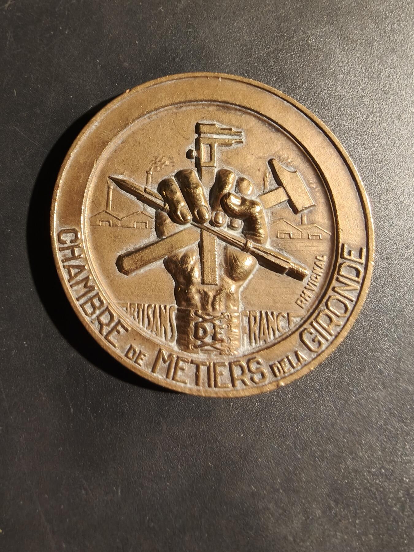 老王徽章第180期 法国吉伦特省手工艺行业协会大铜章     直径50mm    重量61g