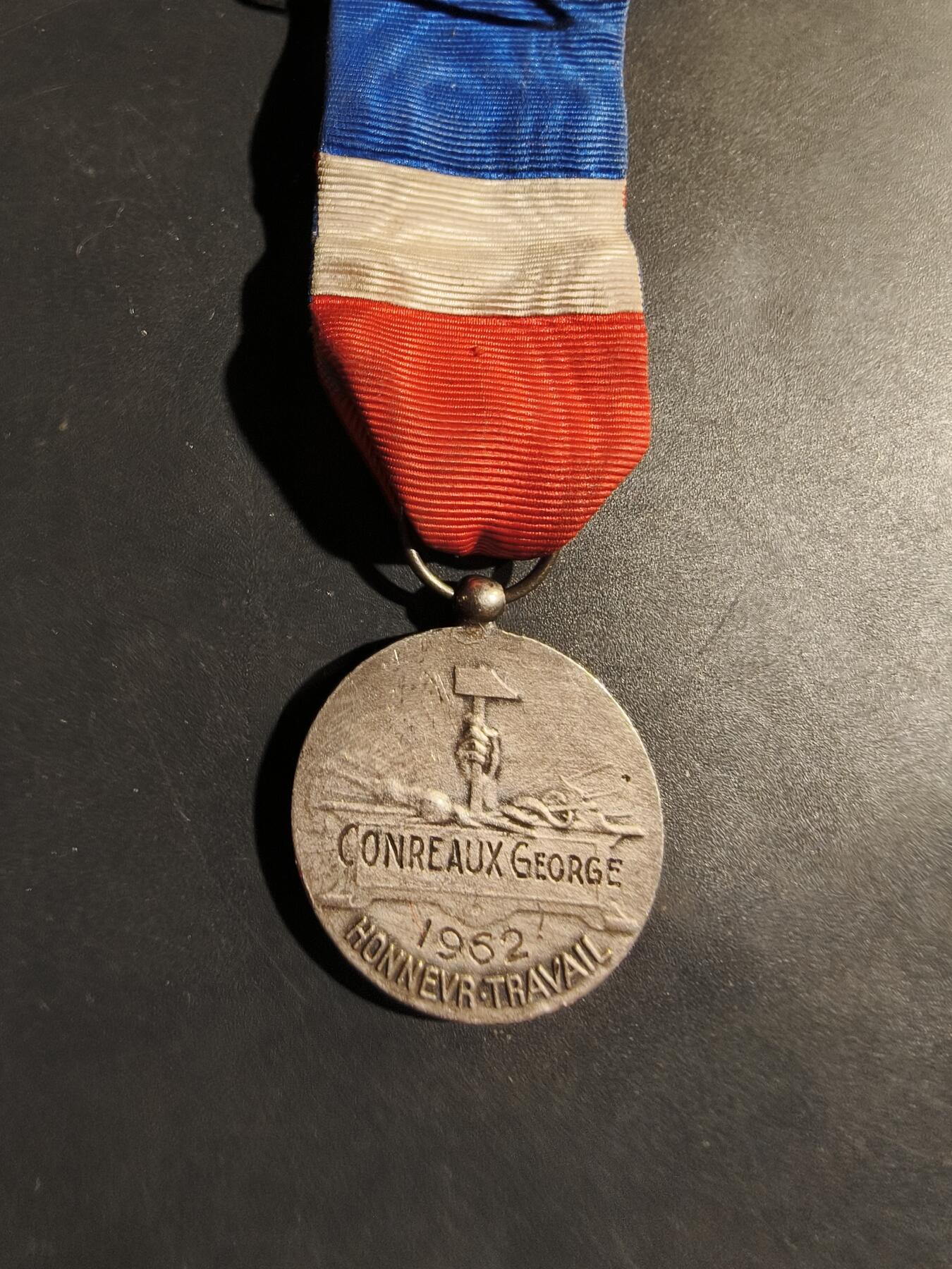 老王徽章第180期 法国银级劳动荣誉奖章   1962年实发