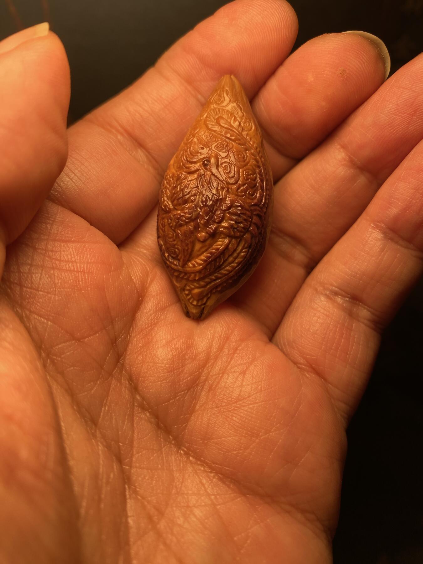 核舟记发源地苏州舟山核雕年末放漏 福利苏工核雕，纯手工雕刻，四花紫皮核凤舞九天，个性十足，紫气祥瑞，等待有缘人，市场无同款，尺寸2。3x4。8喜欢的来