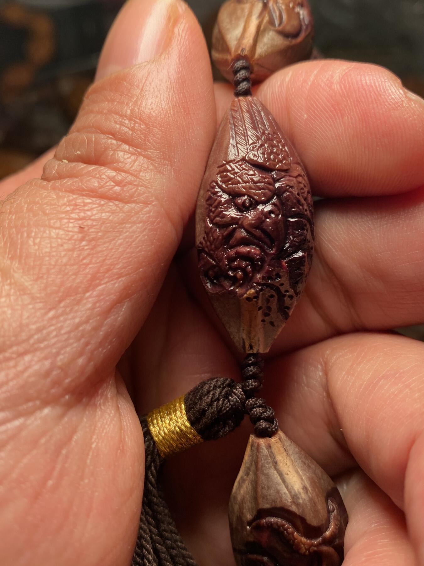 核舟记发源地苏州舟山核雕年末放漏 福利苏工核雕，纯手工雕刻王红秋老师作品，紫核大展鸿图手串，个性十足，等待有缘人，市场无同款，尺寸1。65x3.45喜欢的来