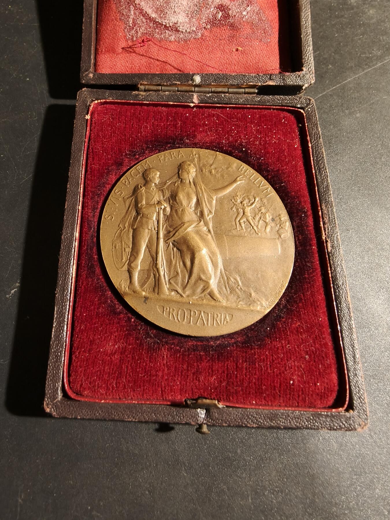 老王徽章第180期 法国战争部战争准备大铜章     原盒     直径50mm    重量66.5g