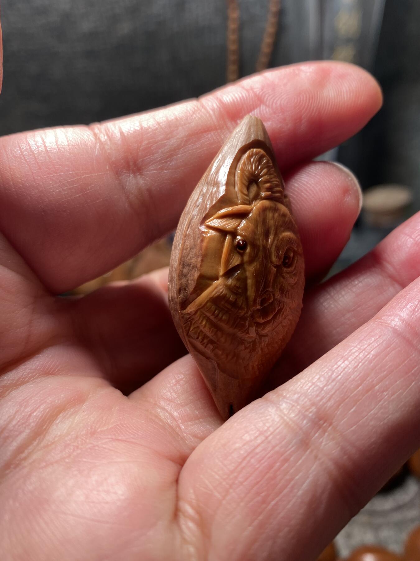 核舟记发源地苏州舟山核雕年末放漏 福利苏工核雕，纯手工雕刻,喜气洋洋，个性十足，等待有缘人，市场无同款，尺寸2。1x4.6喜欢的来