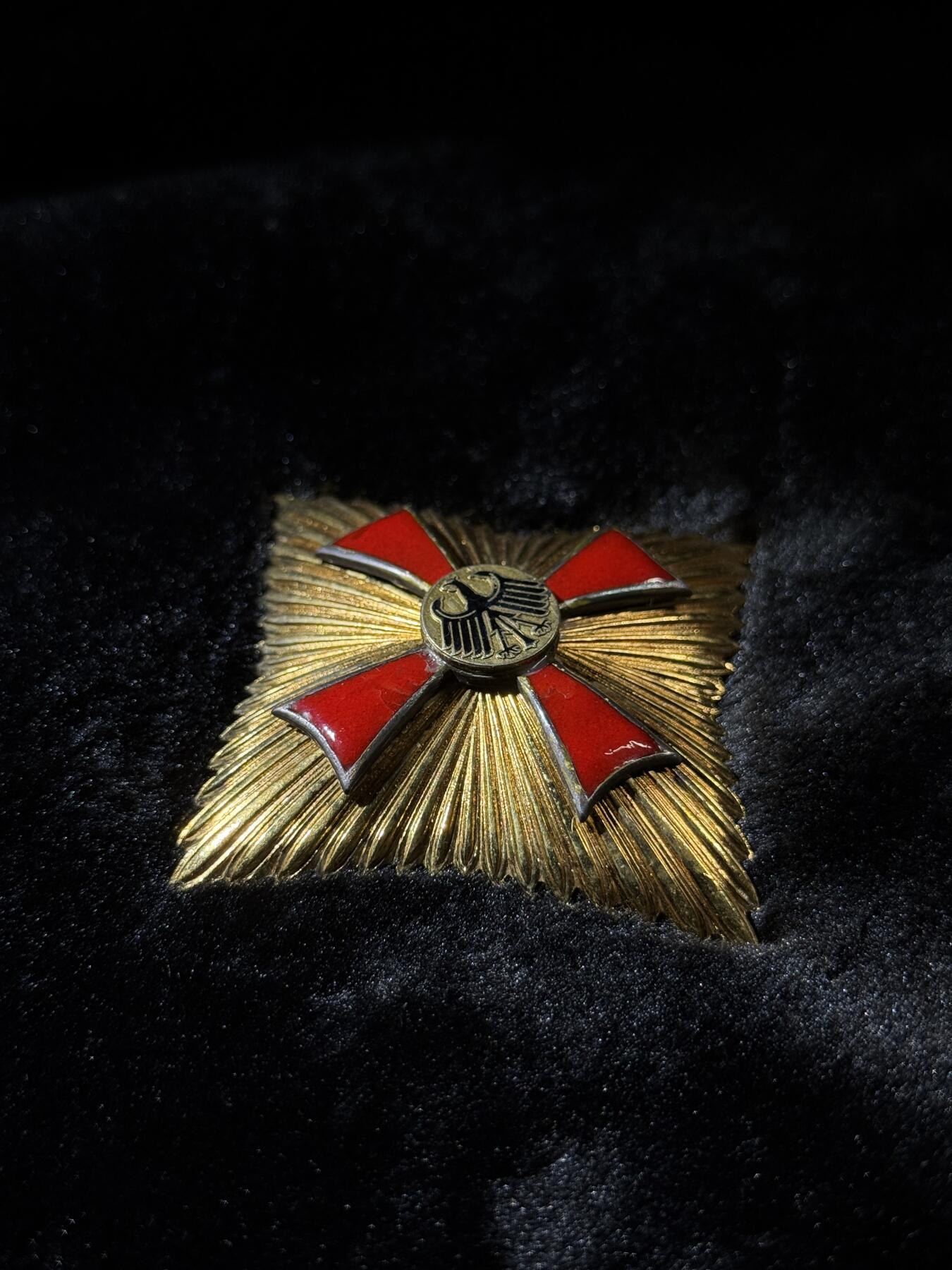 欢庆春节！戎马世界章牌大赏第111期春节大拍 德国联邦十字勋章，大军官级星芒章，银制，SL厂中期版本，珐琅有损