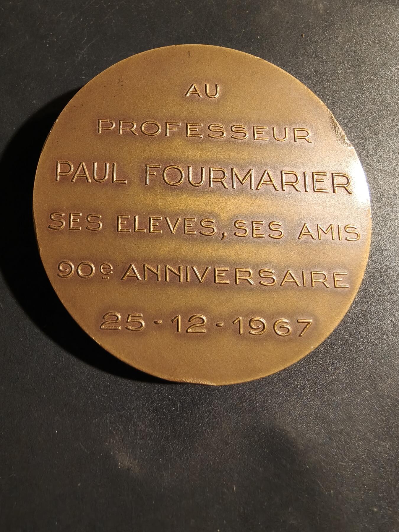 老王徽章第180期 比利时保罗·富尔马里耶教授90岁生日大铜章     原盒     高浮雕      直径69mm     重量202g