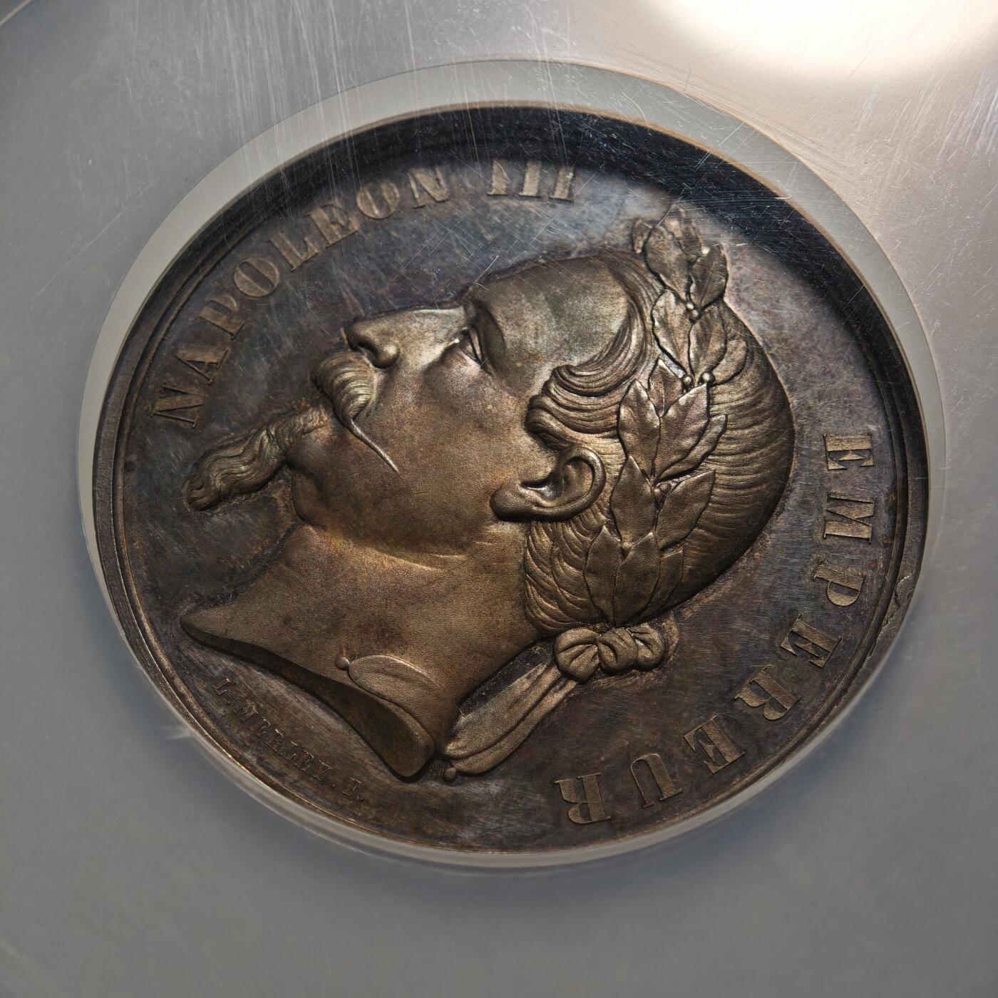 【德藏】世界币章拍卖第164期（拍品征集中~欢迎藏友联系） 1868年 法国拿破仑三世学院纪念大银章，直径57毫米，NGC MS62 大克重 正面是法国拿破仑三世头像，背面是授奖铭文。五彩包浆，品相完好，保存完整，少见品种