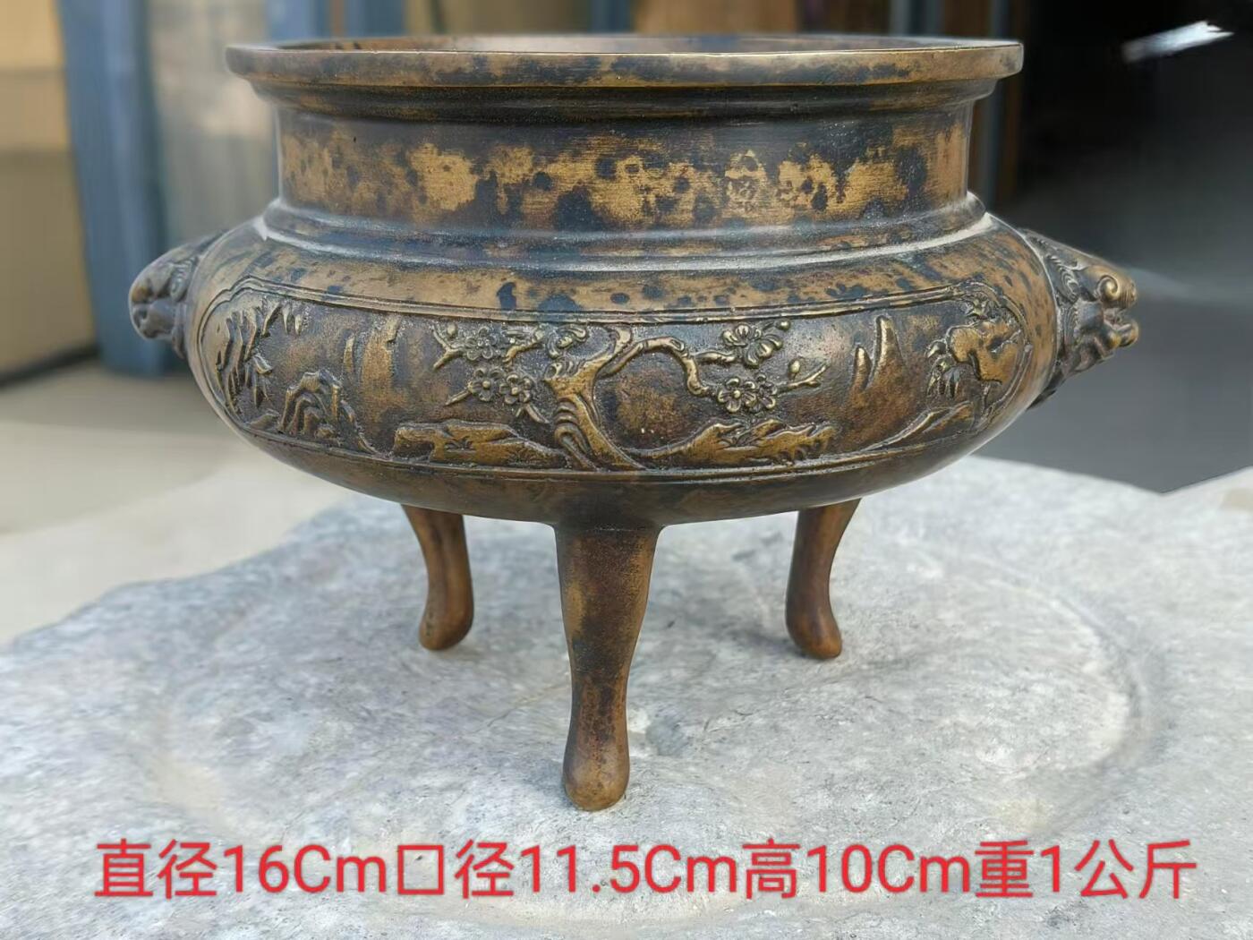 乡下拆迁淘得，清代三足兽头，松竹梅纯铜小香炉一件。包浆浑厚皮克老辣，品相一流，满工完整牢固值得拥有。 尺寸直径16口径11.5高10cm重1公斤。