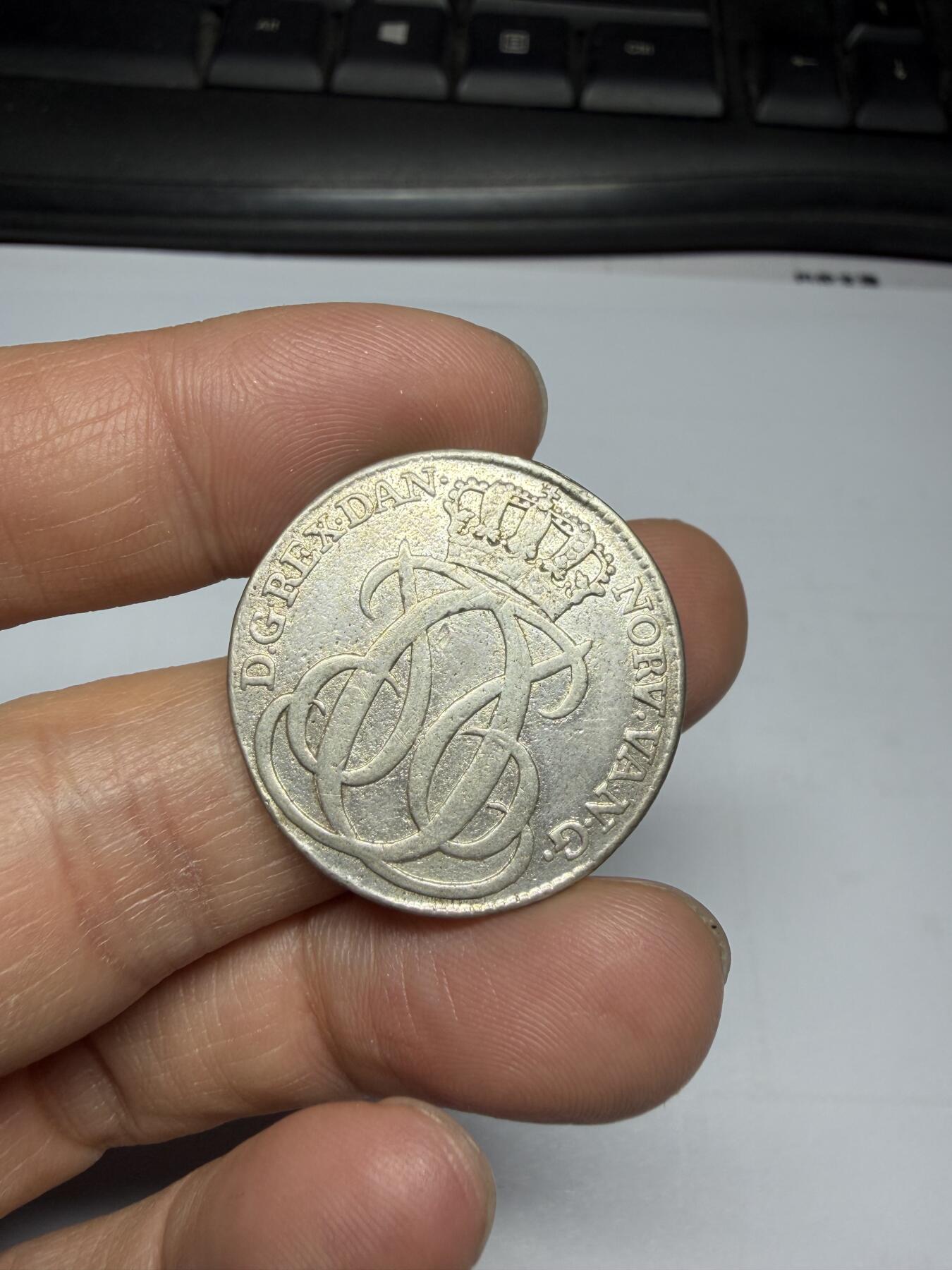 2025年集古藏今外币拍卖第二期-第4场—（总第304拍），可以寄存60天，满160元包邮。 1742年丹麦-挪威联合王国时期24斯基林银币，含银量80%-85%