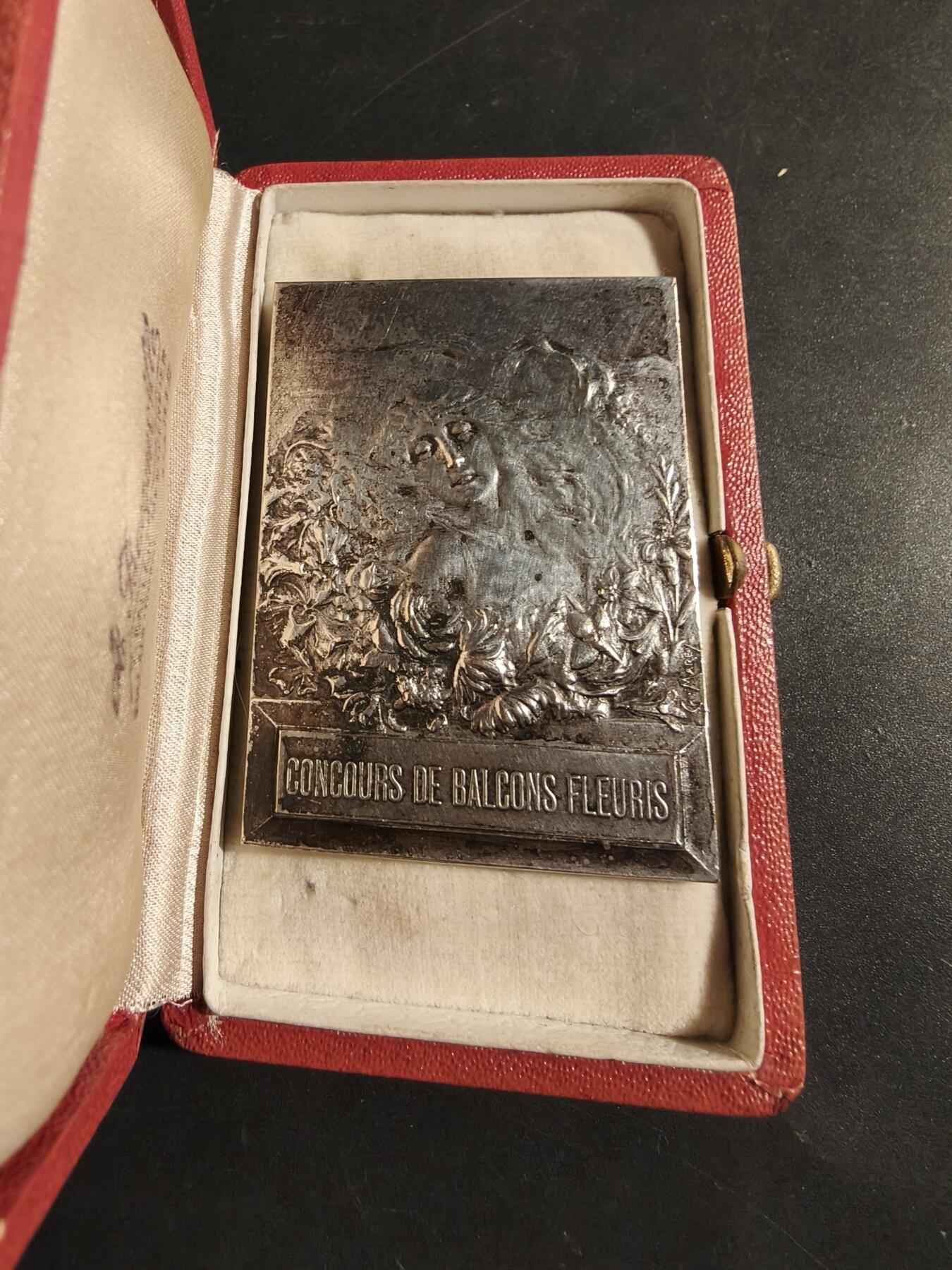 老王徽章第180期 法国窗台花卉竞赛方形镀银大铜章     带盒子    尺寸46×64mm    重量67.3g     G.Marey作品