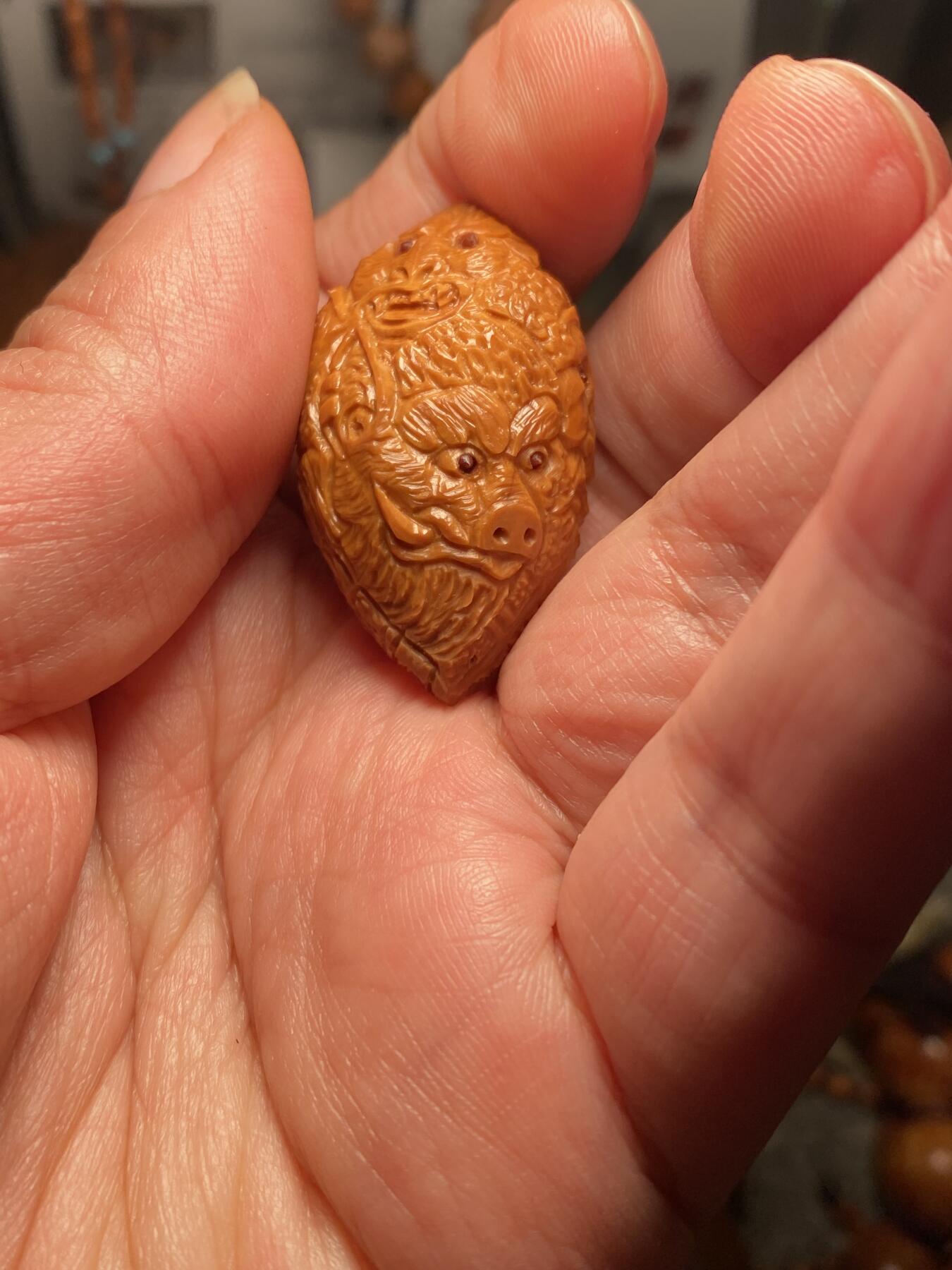 核舟记发源地苏州舟山核雕年末放漏 福利苏工核雕，纯手工雕刻,大话西游，个性十足，等待有缘人，市场无同款，尺寸2。35x4。15喜欢的来