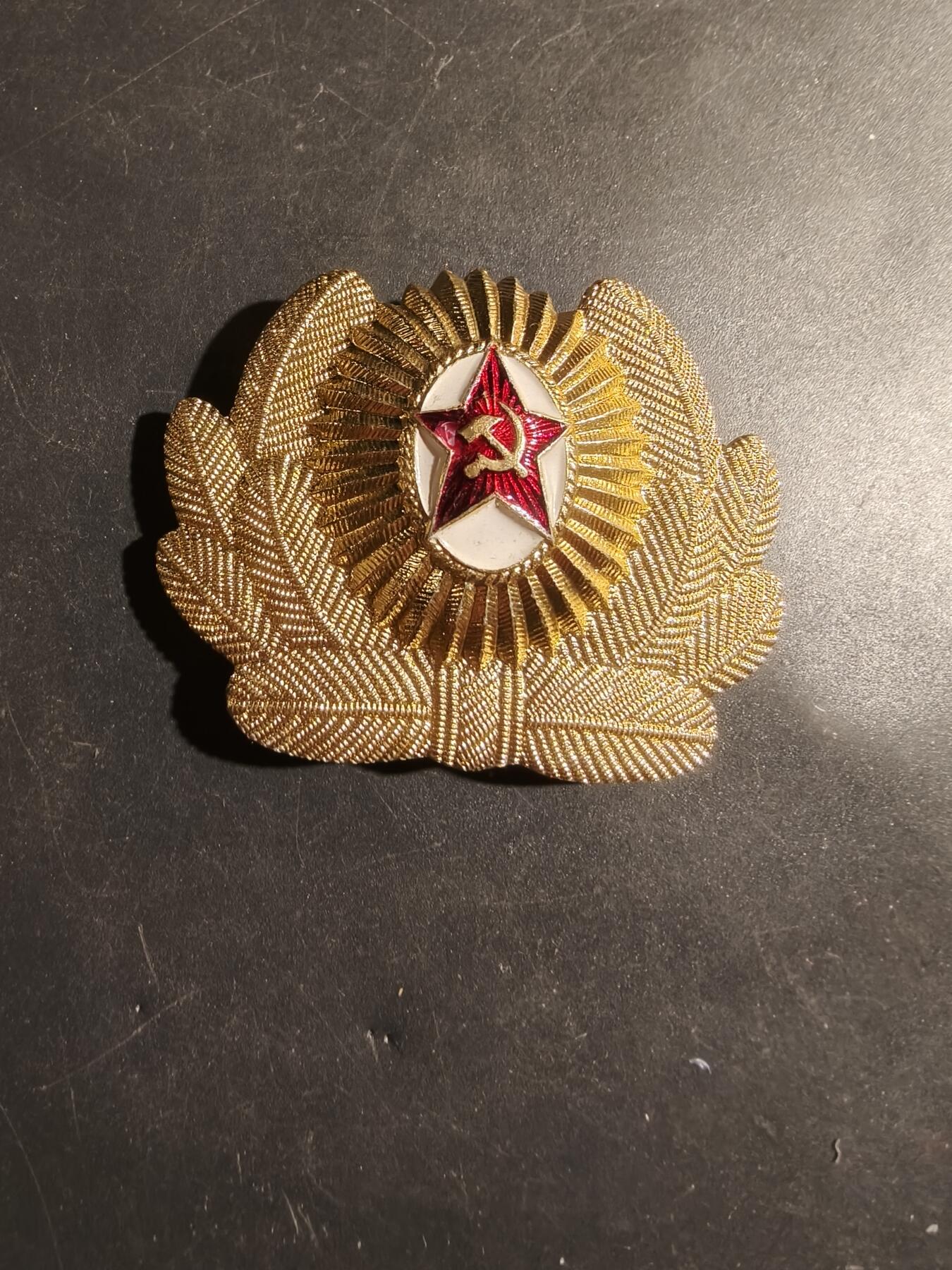 老王徽章第180期 苏联陆军礼服大檐帽帽徽