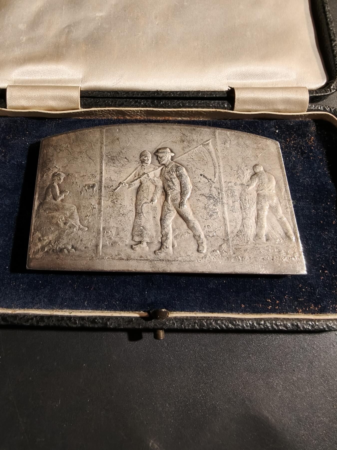 老王徽章第180期 法国塞纳瓦兹省农业办公室方形镀银大铜章    带盒子     尺寸80×50mm     重量111.2g