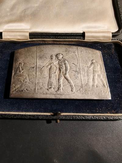 老王徽章第180期 - 法国塞纳瓦兹省农业办公室方形镀银大铜章    带盒子     尺寸80×50mm     重量111.2g