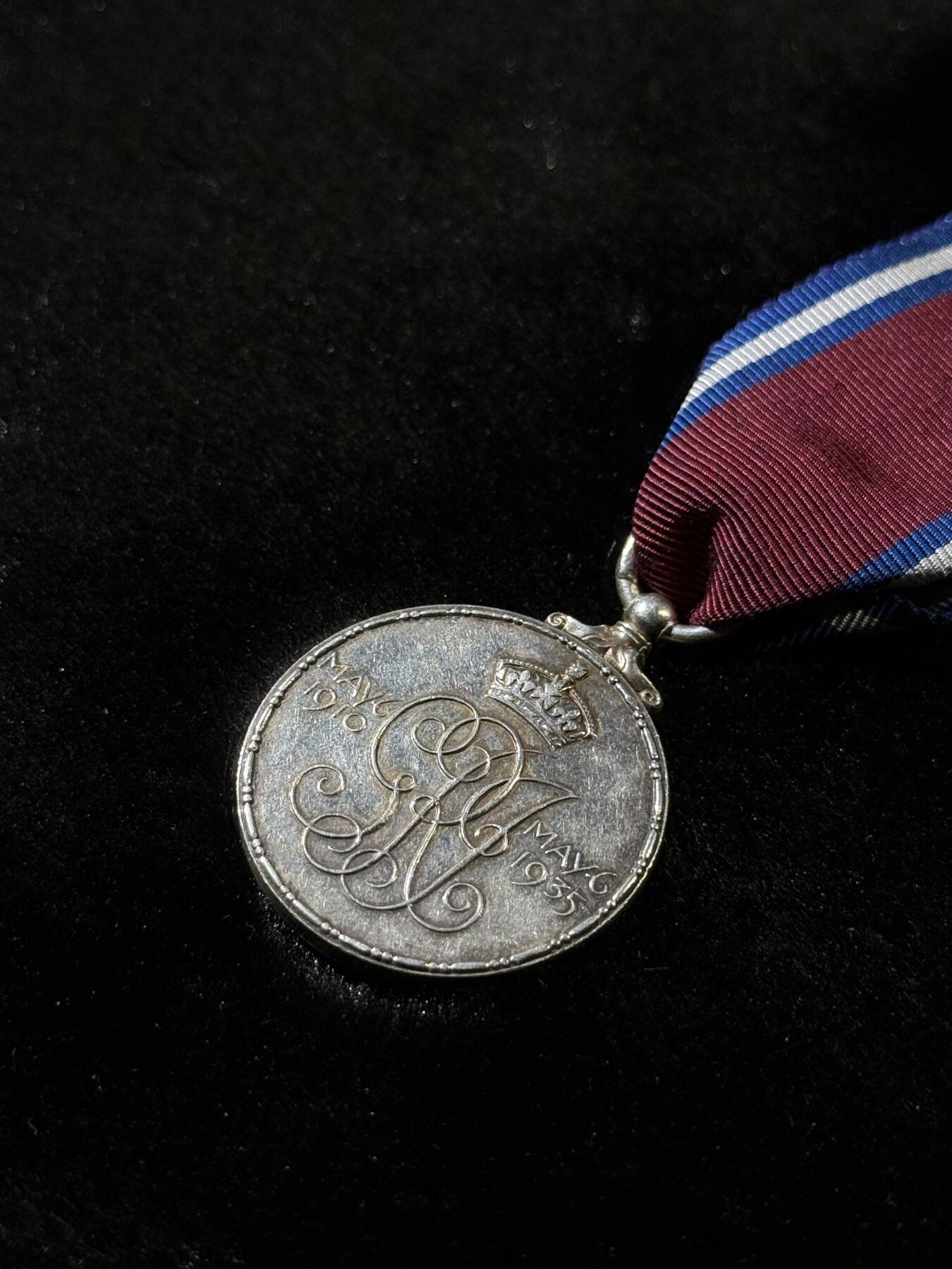 欢庆春节！戎马世界章牌大赏第111期春节大拍 英国乔治五世加冕25周年奖章，银制