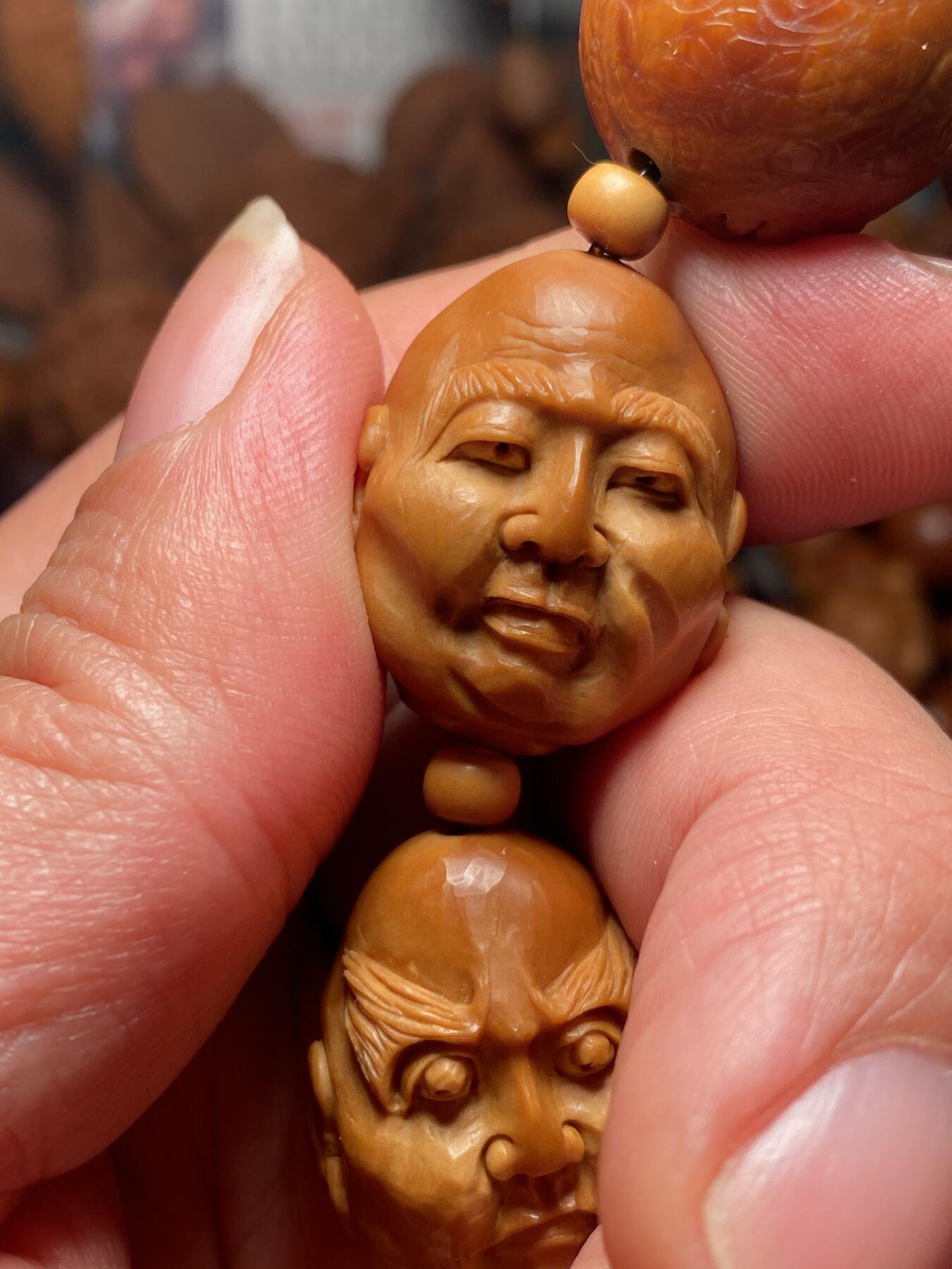 核舟记发源地苏州舟山核雕年末放漏 福利苏工核雕，纯手工雕刻,七星罗汉，个性十足，等待有缘人，市场无同款，尺寸2。15x2.6喜欢的来