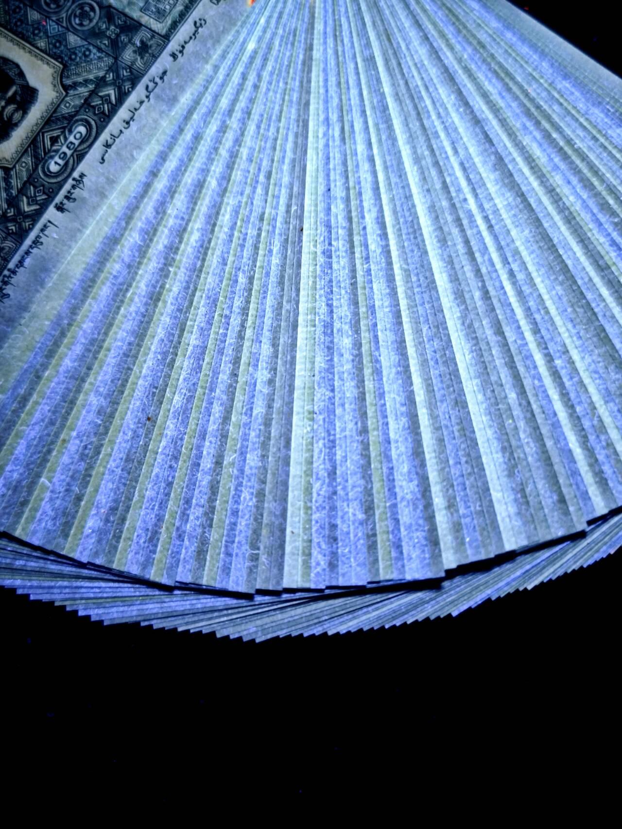 8002早期冠，GZ非常稀少，本刀28张钛白纤云，13张纤云，其他小纤云，无纤云的少之又少，除最后3张有个斑点以外，其他无油无斑，不议价，拍下不退不换，看好拍，免得扯皮，纸币禁不起折腾，谢谢