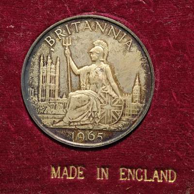 【德藏】世界币章拍卖第164期（拍品征集中~欢迎藏友联系） - 1965年 英国纪念日本东京博览会银章 直径约：38.4mm；重约：26.9g 五彩包浆，原盒。正面为一手持三叉戟、一手扶米字盾牌的不列颠尼娅女神坐像，背景有英国议会大厦建筑轮廓；背面是文字“1965 / COMMEMORATING BRITISH EXHIBITION / TOKYO. JAPAN / SILVER（‌1965年英国日本东京博览会纪念银章）”