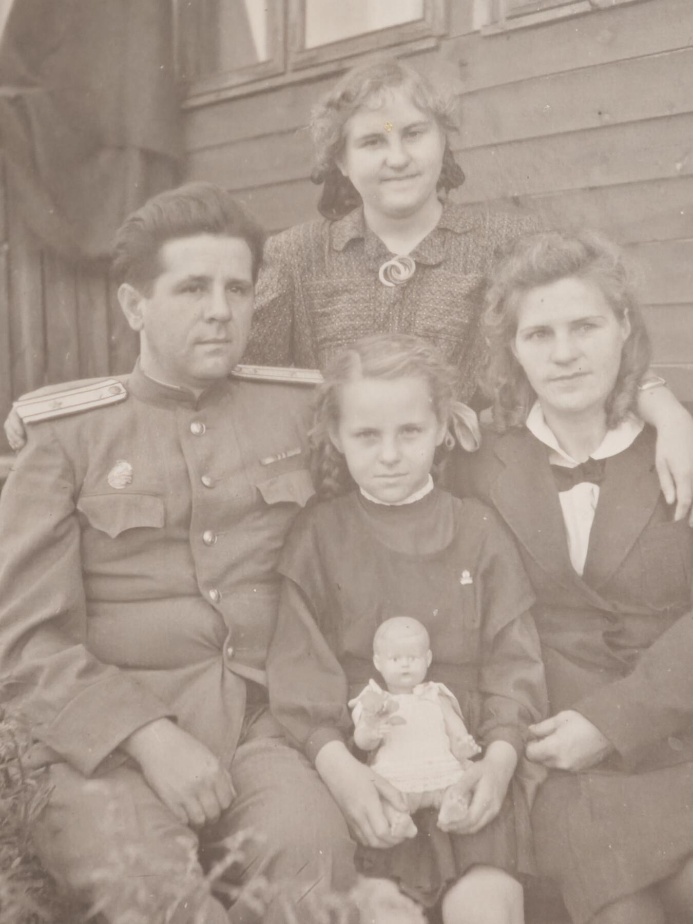 橙子收藏(照片专场)第三期 1949年拍摄的苏联军官家庭合影照，属于二战结束后苏联社会重建时期的民间影像遗存。