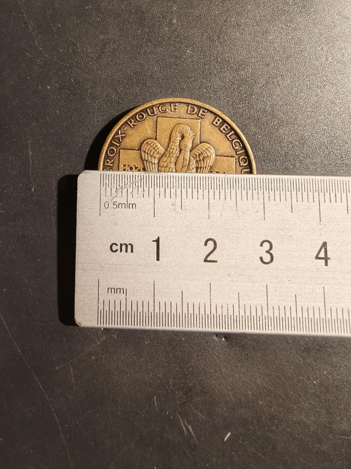 老王徽章第180期 比利时红十字会献血服务50周年纪念章     原盒     直径29mm     重量12.1g