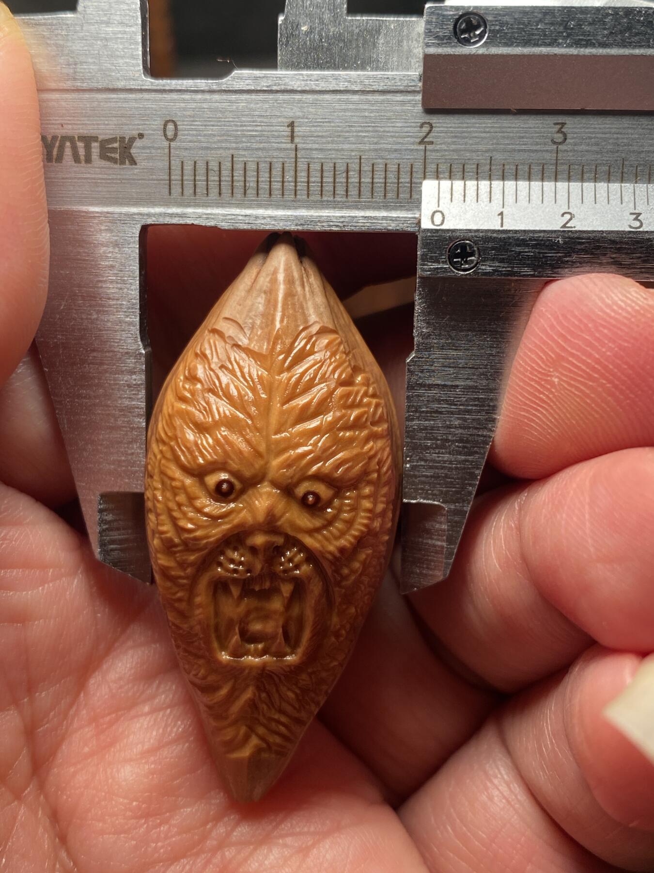 核舟记发源地苏州舟山核雕年末放漏 福利苏工核雕，纯手工雕刻，君临天下，个性十足，等待有缘人，市场无同款，尺寸2。1x4.65喜欢的来