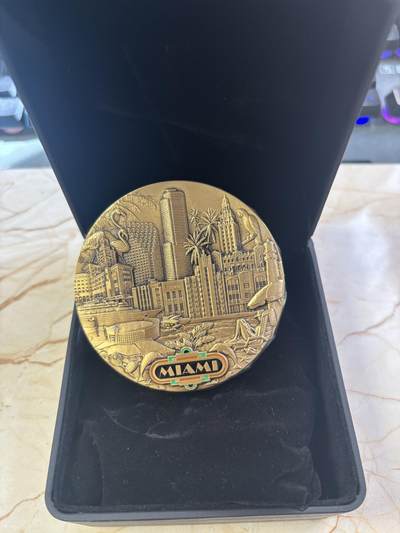 第190期拍卖 - 美国佛罗里达州城市迈阿密大铜章，直径77毫米，连底座重517克