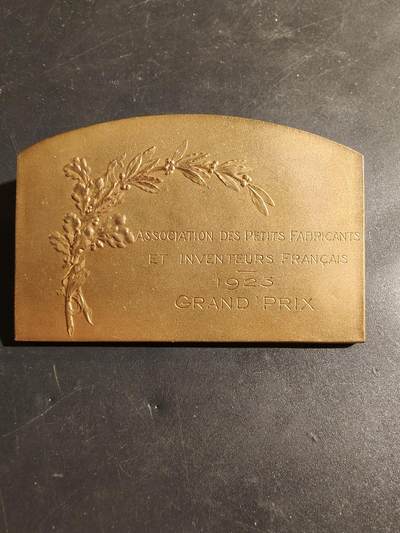 老王徽章第180期 - 法国小型制造商与发明家协会大奖方形镀金大铜章   单面    尺寸75×48mm     重量79.8g
