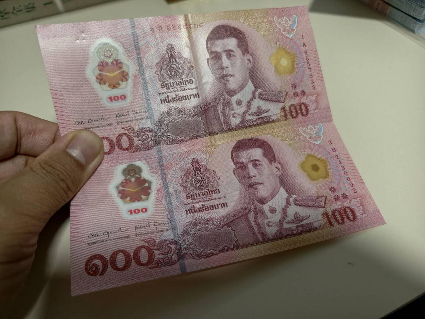 春节钱币瓷器清货捡漏拍场 泰国新版100铢塑料钞两张 一张有折痕，一张很新