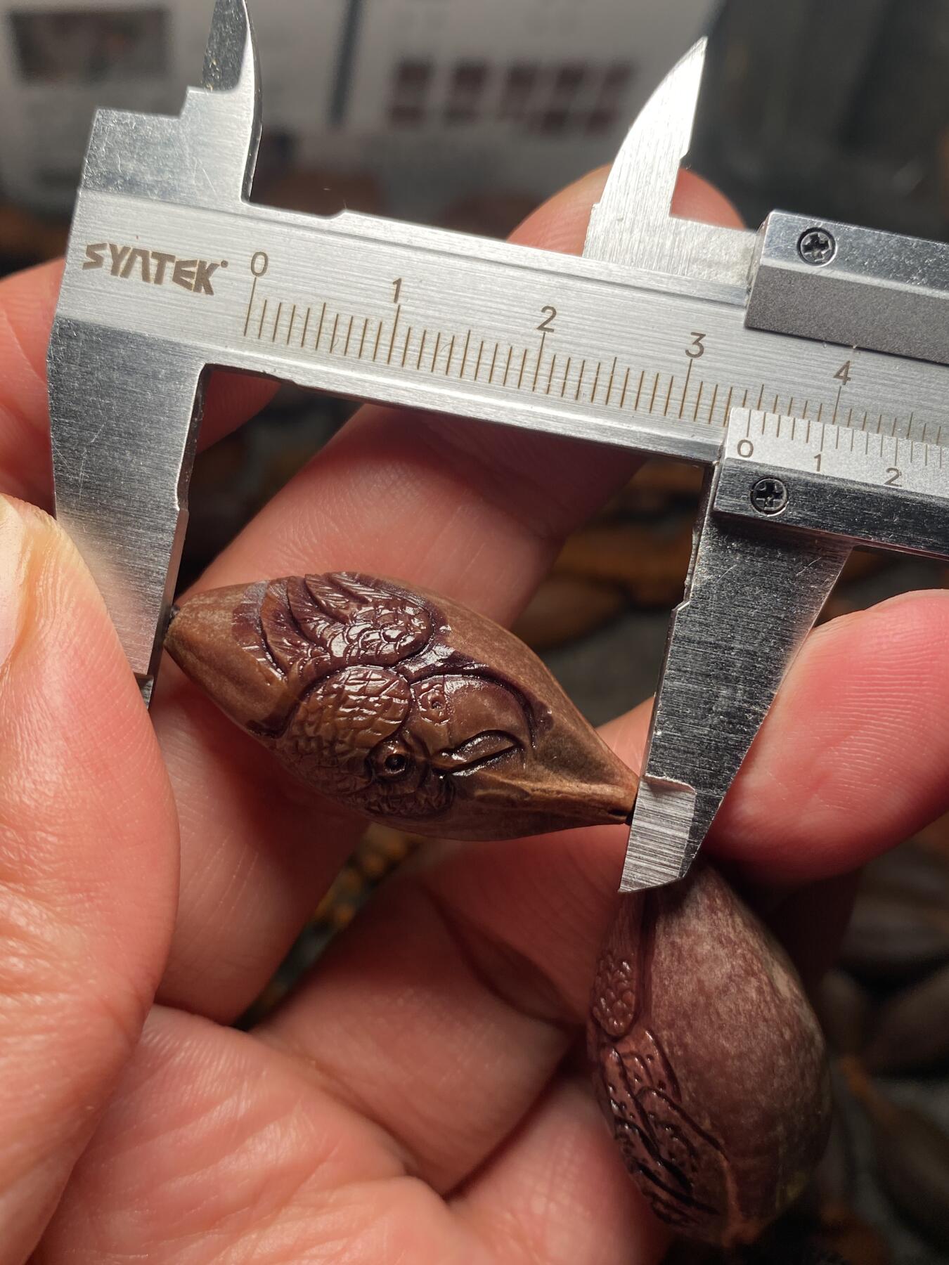 核舟记发源地苏州舟山核雕年末放漏 福利苏工核雕，纯手工雕刻王红秋老师作品，紫核大展鸿图手串，个性十足，等待有缘人，市场无同款，尺寸1。65x3.45喜欢的来