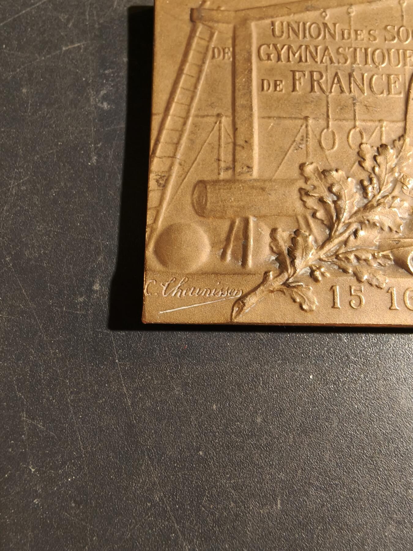 老王徽章第180期 法国体操协会联盟1910年方形大铜章    尺寸54×42mm    重量64.7g      