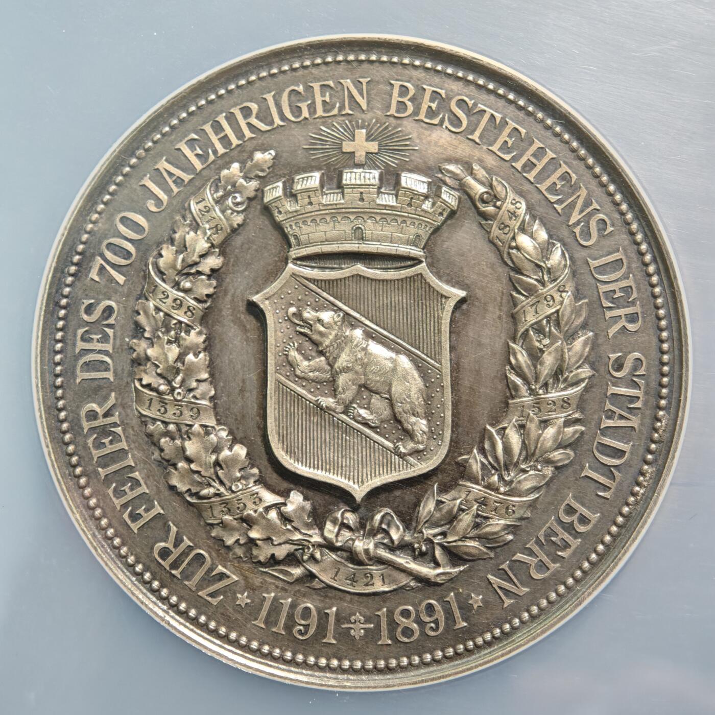 【德藏】世界币章拍卖第164期（拍品征集中~欢迎藏友联系） 1891年 瑞士伯尔尼建城700周年50mm纪念银章  NGC MS63 念伯尔尼从1191年建城至1891年的700年历史，核心致敬伯尔尼建城者贝尔希托尔德五世 伯尔尼由策林根家族的贝尔希托尔德五世于1191年建立，“熊”作为城市象征源于建城时的狩猎传说；1891年的700周年庆典是伯尔尼城市发展史上的重要节点 原味包浆