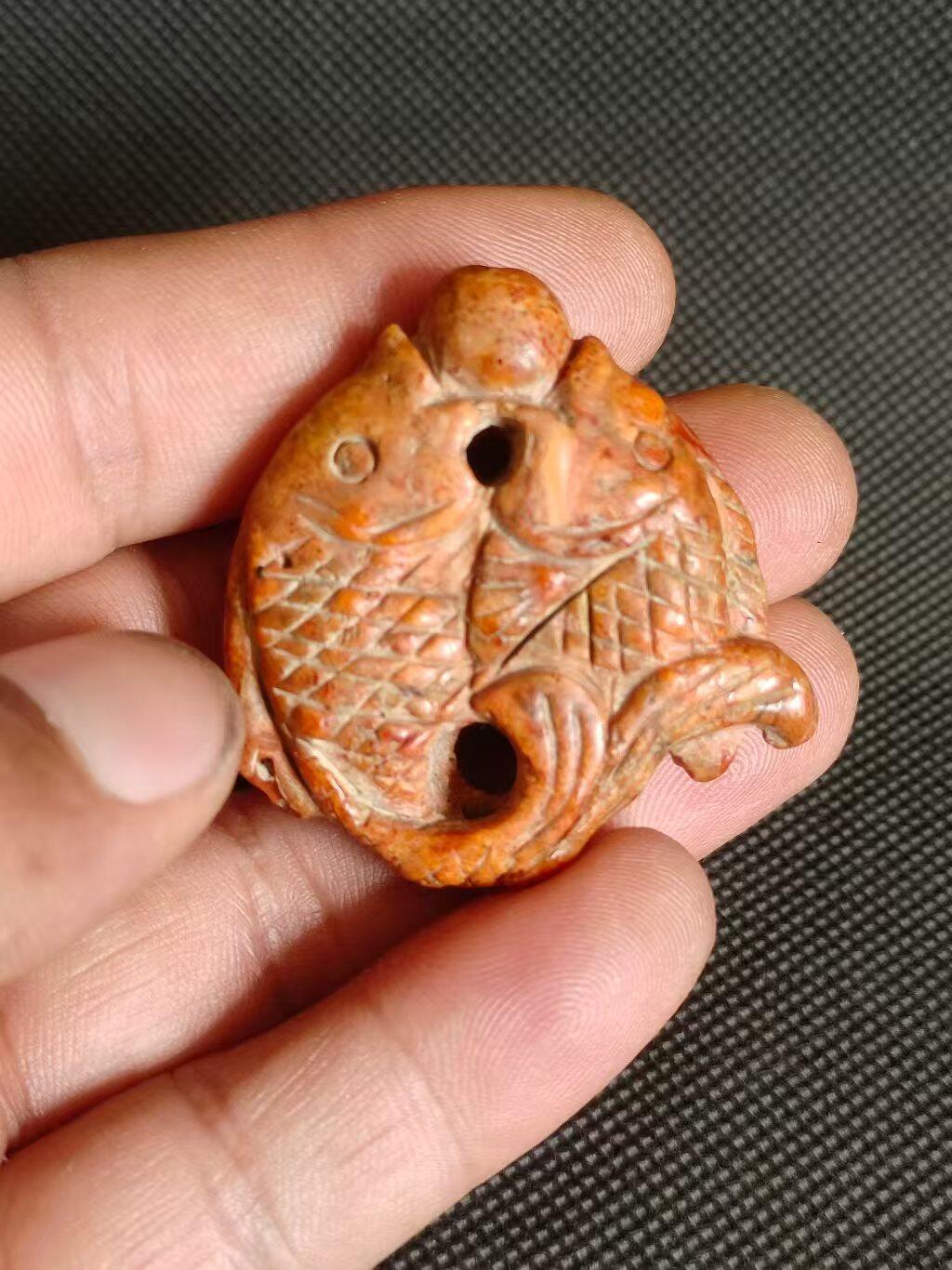 清代玉石吊坠或者是玉佩，纯手工雕刻，高3.9/宽3.6/厚0.9厘米，实物的包浆比图片要稍微红一点更好看，保老保真。