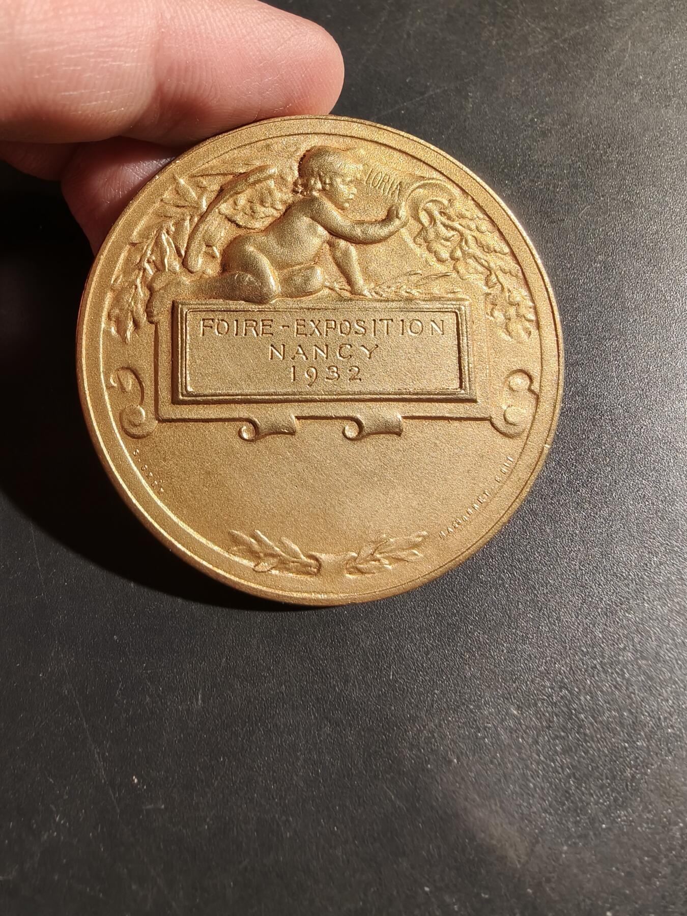 老王徽章第180期 法国南锡1932年博览会镀金大铜章    单面    直径50mm    重量46.7g