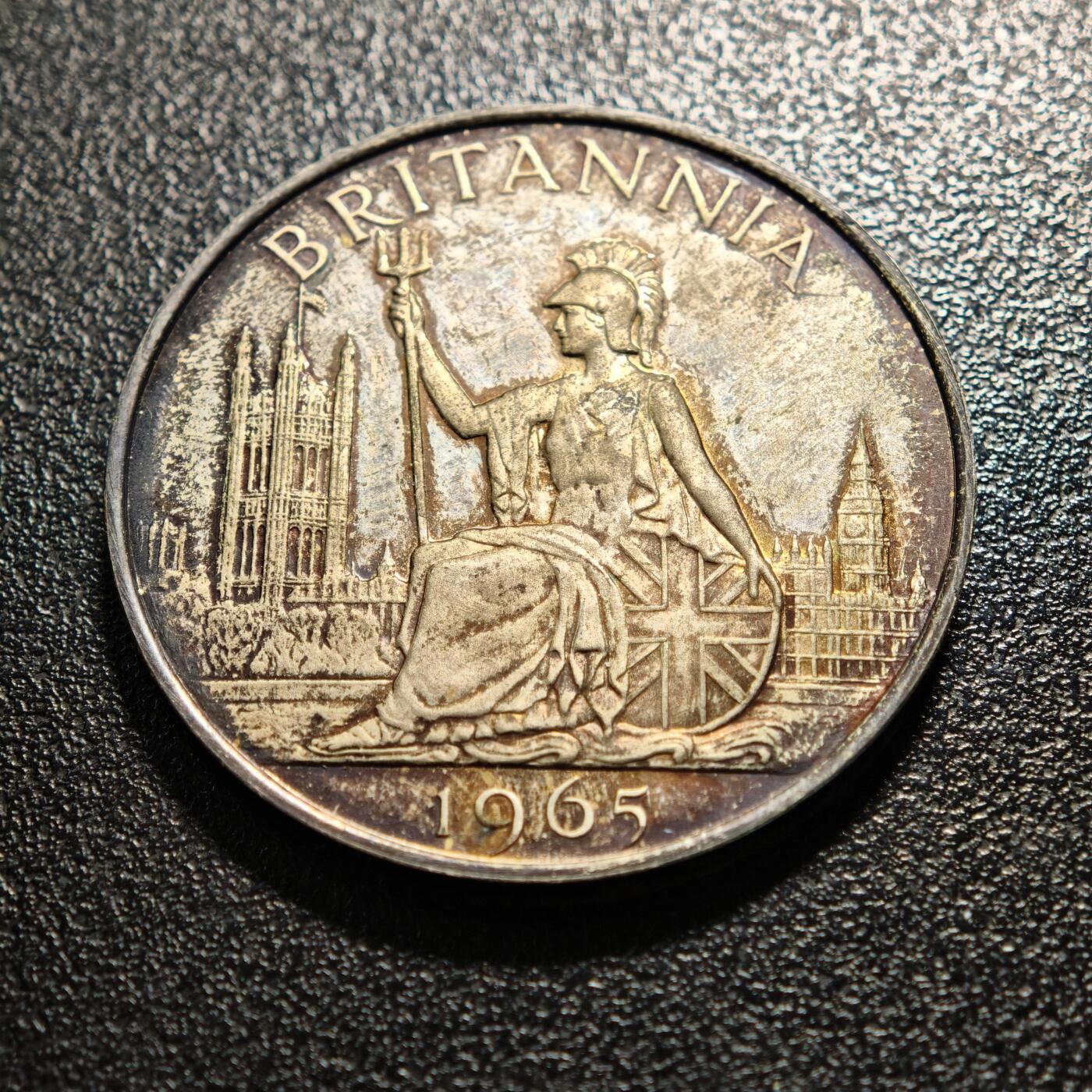 【德藏】世界币章拍卖第164期（拍品征集中~欢迎藏友联系） 1965年 英国纪念日本东京博览会银章 直径约：38.4mm；重约：26.9g 五彩包浆，原盒。正面为一手持三叉戟、一手扶米字盾牌的不列颠尼娅女神坐像，背景有英国议会大厦建筑轮廓；背面是文字“1965 / COMMEMORATING BRITISH EXHIBITION / TOKYO. JAPAN / SILVER（‌1965年英国日本东京博览会纪念银章）”