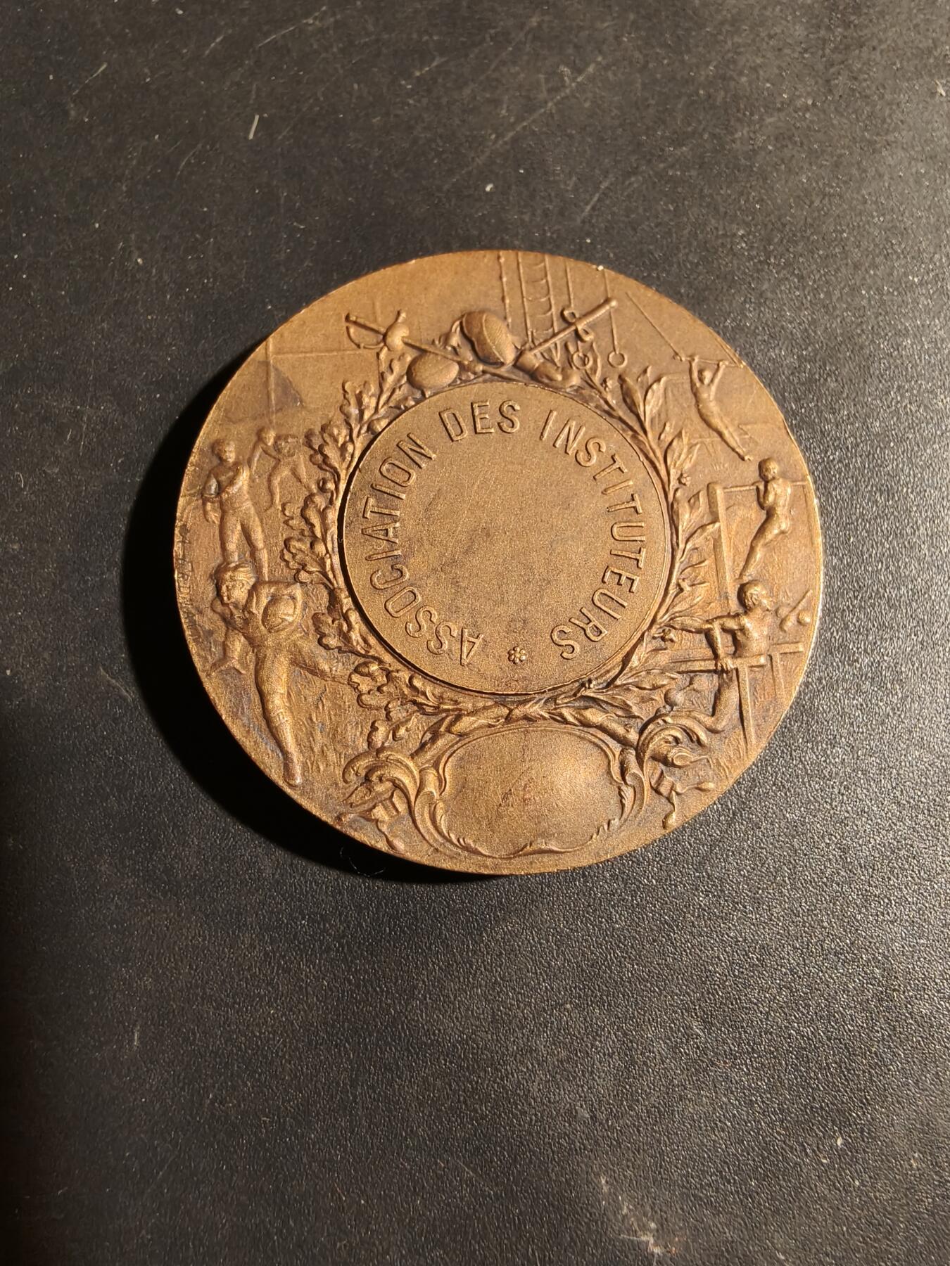 老王徽章第180期 法国教师协会大铜章    大师里维特作品     直径35mm    重量24g
