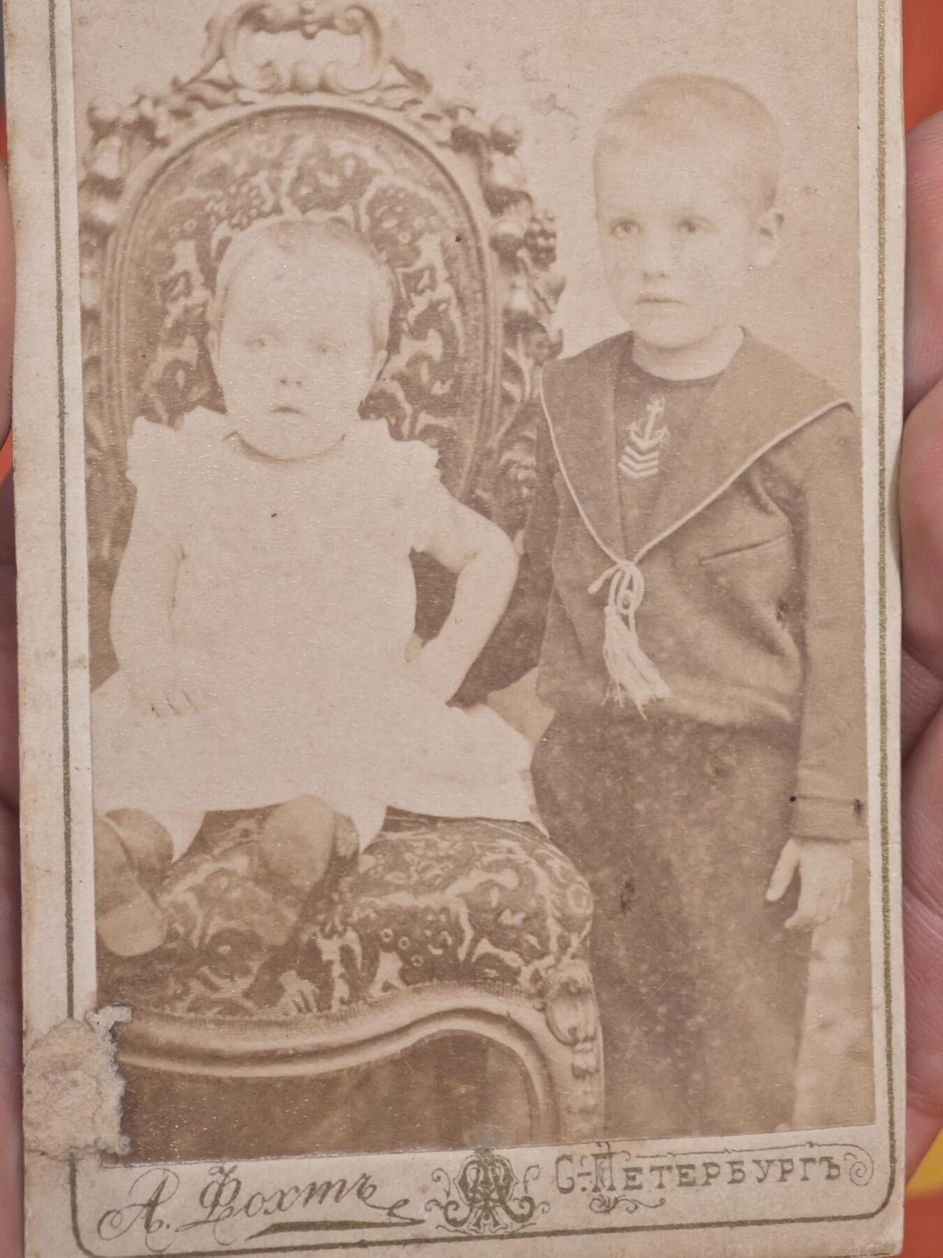 橙子收藏(照片专场)第三期 19世纪末至20世纪初（沙俄时期）拍摄于圣彼得堡的儿童肖像卡（Cabinet Card），属于沙俄晚期中产阶级家庭的影像遗存。   