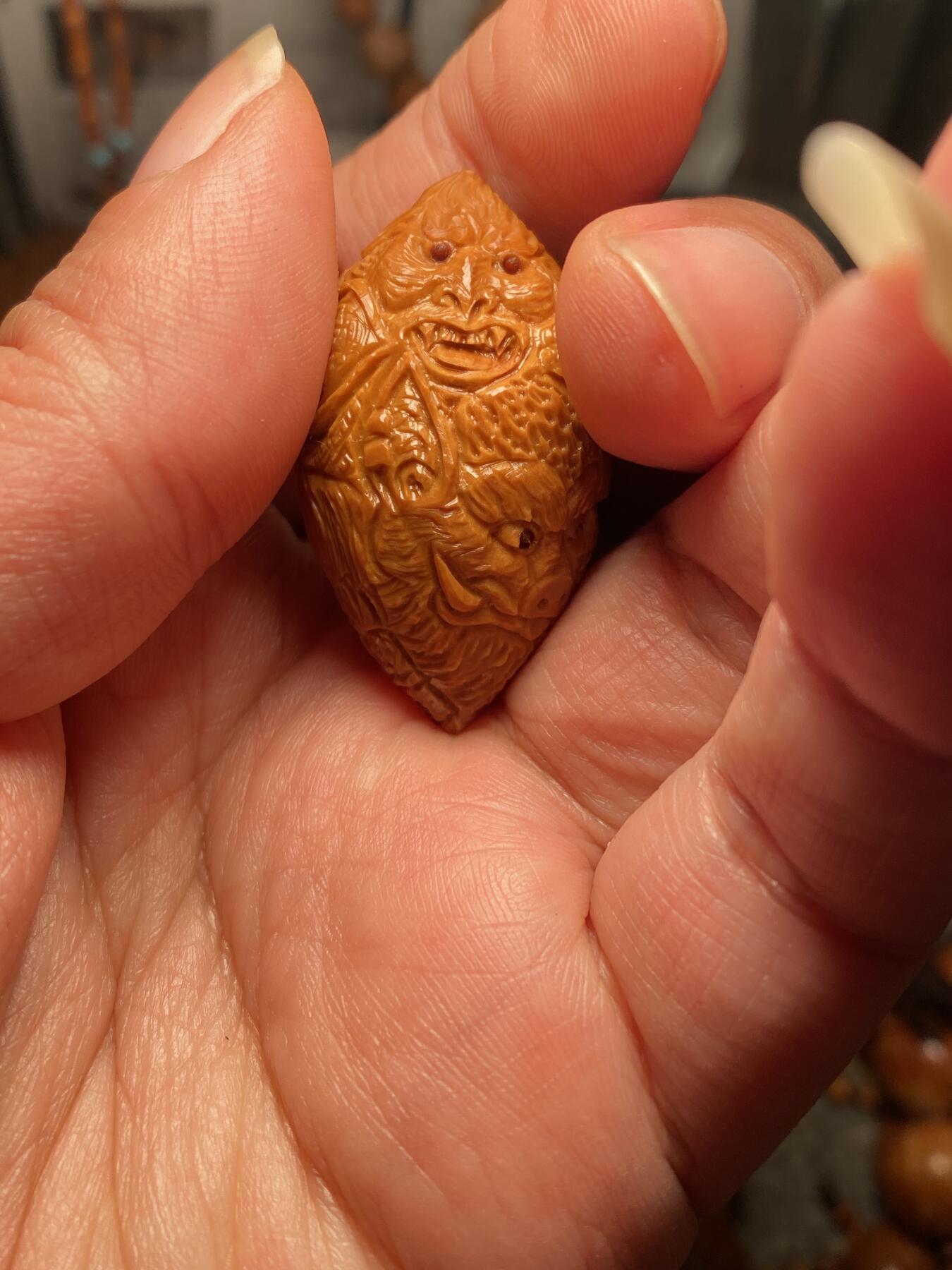 核舟记发源地苏州舟山核雕年末放漏 福利苏工核雕，纯手工雕刻,大话西游，个性十足，等待有缘人，市场无同款，尺寸2。35x4。15喜欢的来