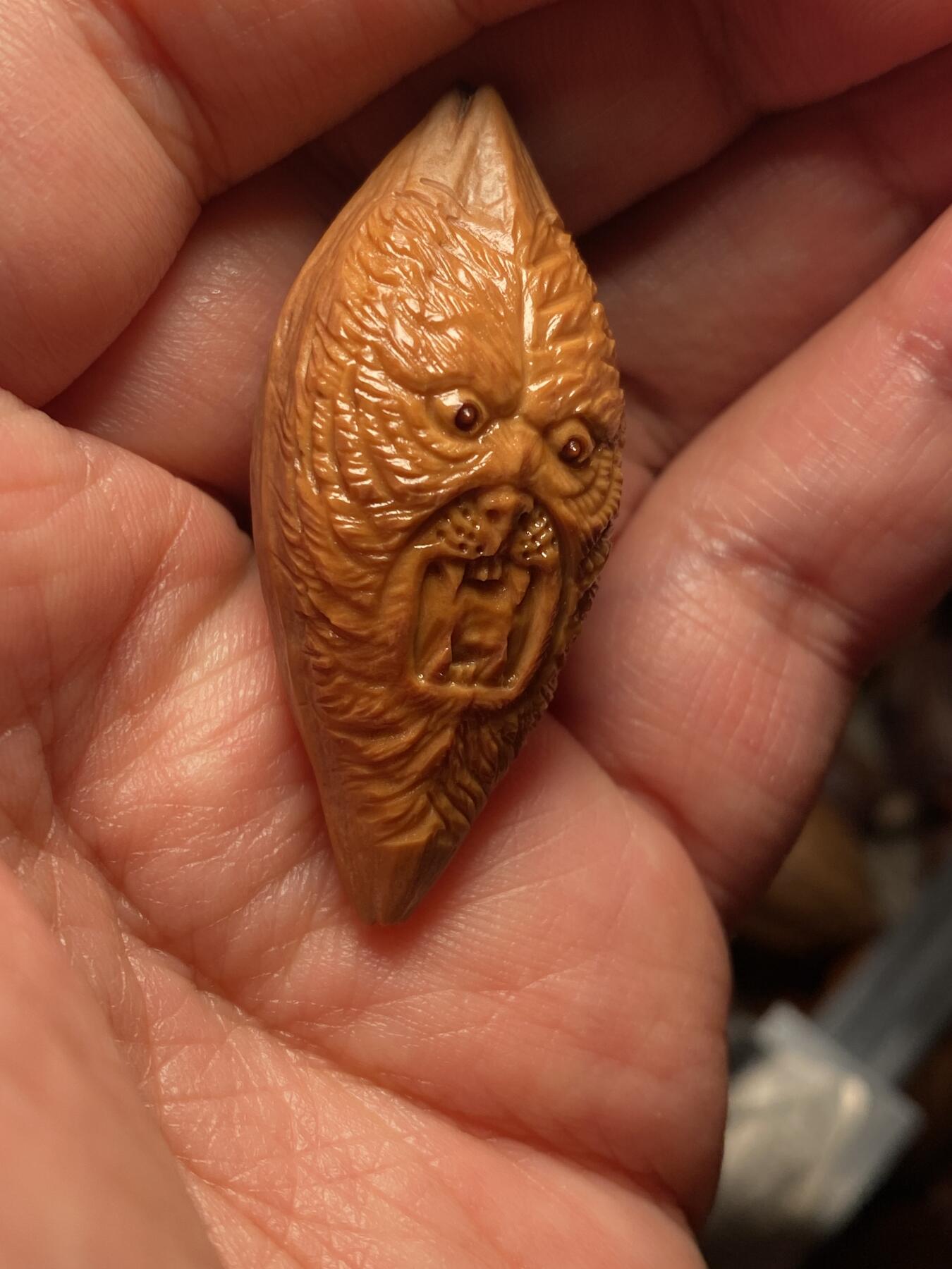 核舟记发源地苏州舟山核雕年末放漏 福利苏工核雕，纯手工雕刻，君临天下，个性十足，等待有缘人，市场无同款，尺寸2。1x4.65喜欢的来