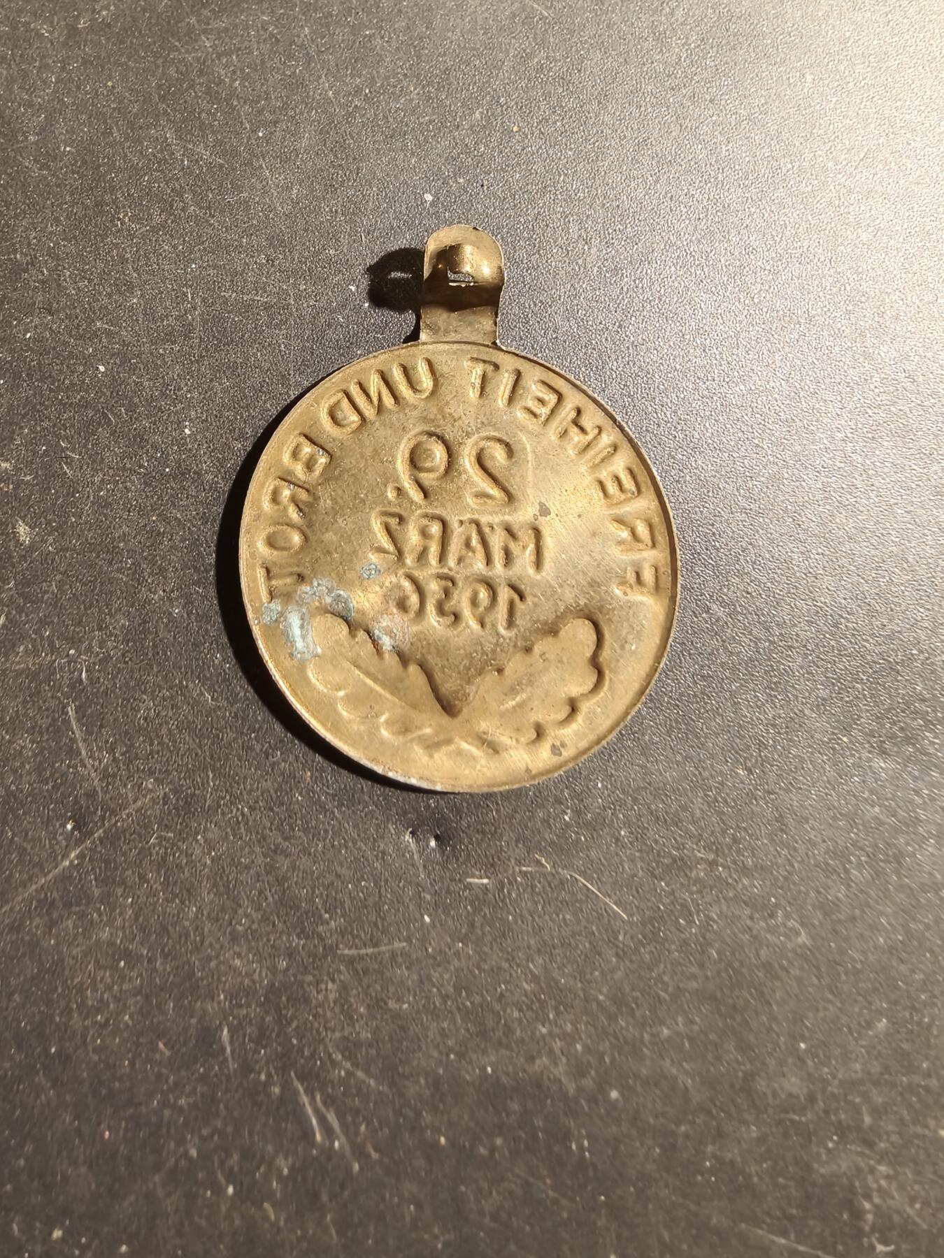 老王徽章第180期 德三1936选举“面包与自由”口号证章