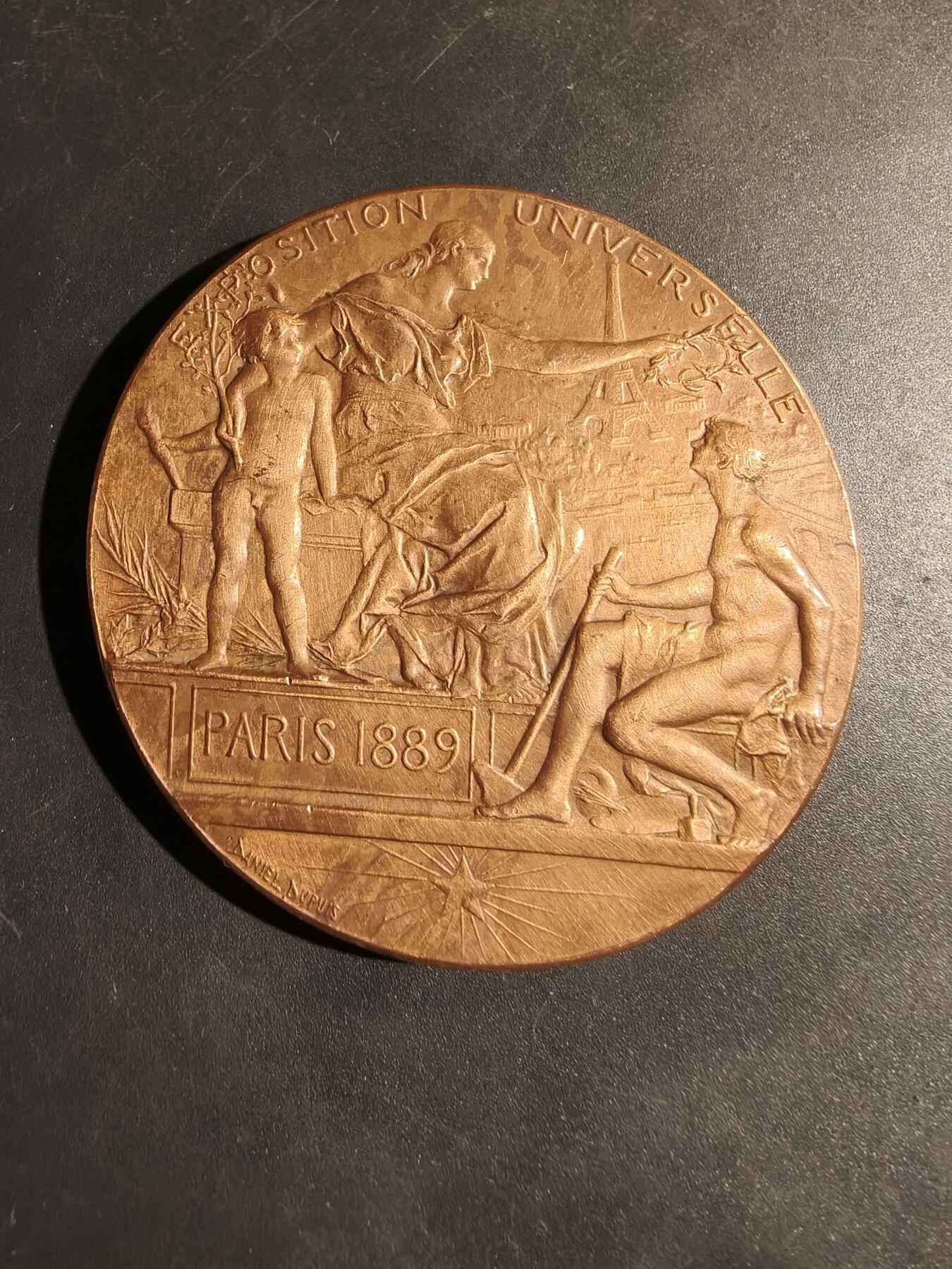 老王徽章第180期 法国巴黎1889博览会大铜章    大师Danniel Dupuis作品     原盒     直径64mm     重量100.8g     直径