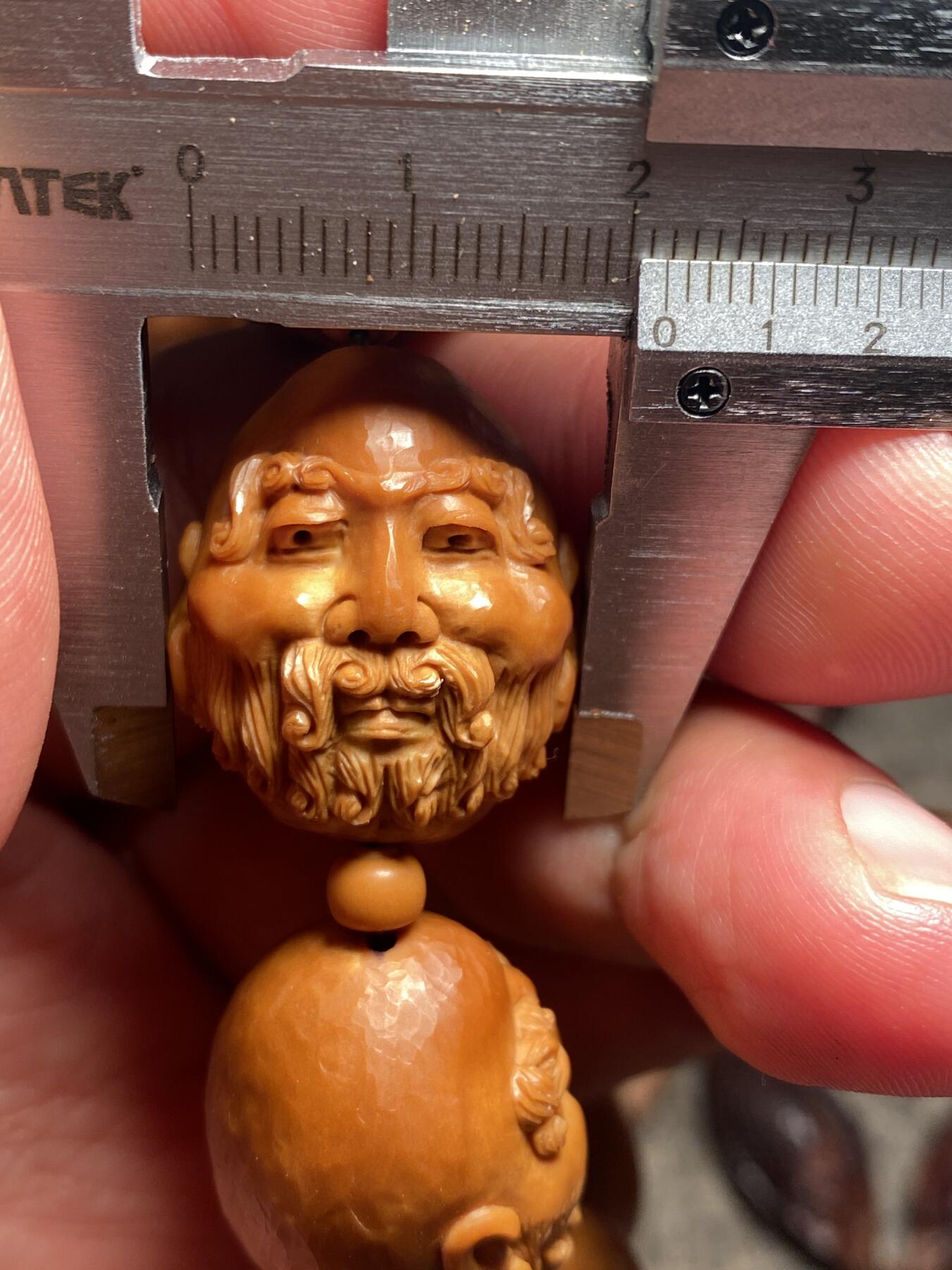 核舟记发源地苏州舟山核雕年末放漏 福利苏工核雕，纯手工雕刻,七星罗汉，个性十足，等待有缘人，市场无同款，尺寸2。15x2.6喜欢的来