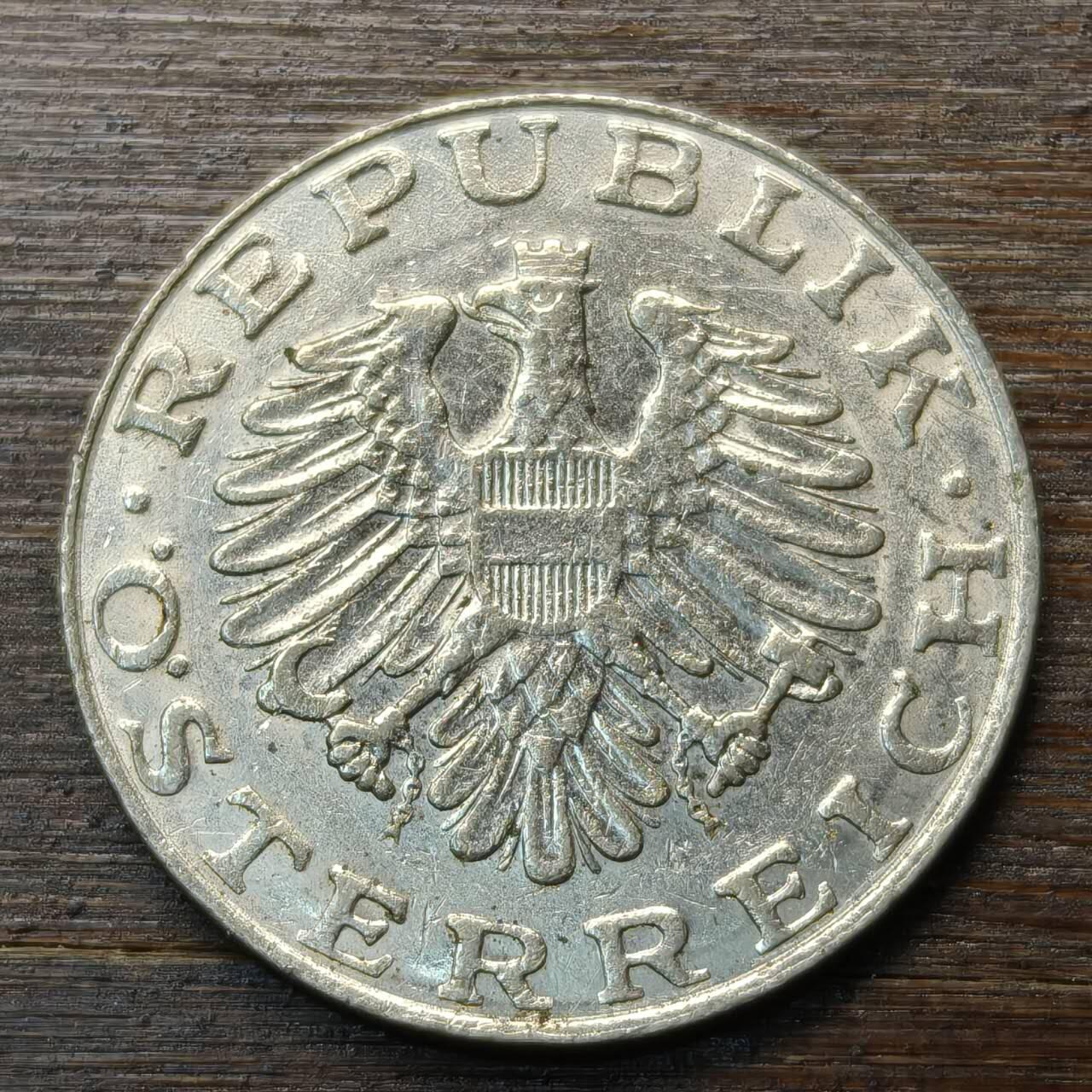 【本场4.12号发货】★第145★散币专场 不寄存，30包邮。不满30元，支付5元运费。《接受代拍 代送NGC评级》 100【无寄存】奥地利 1990年 10先令 传统头饰的女人 铜镍币