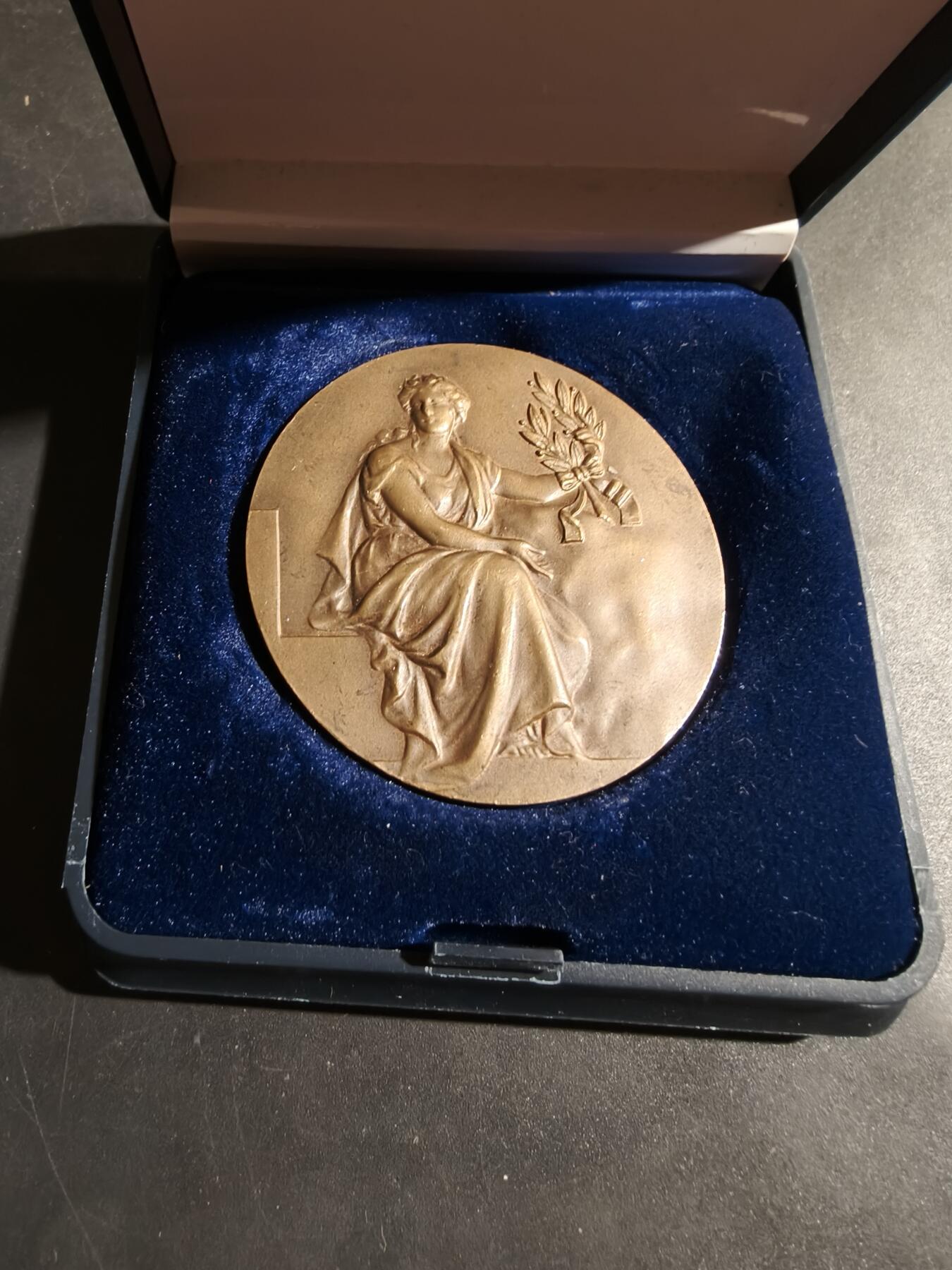 老王徽章第180期 比利时-法国友谊大铜章     原盒     直径50mm     重量51.4g