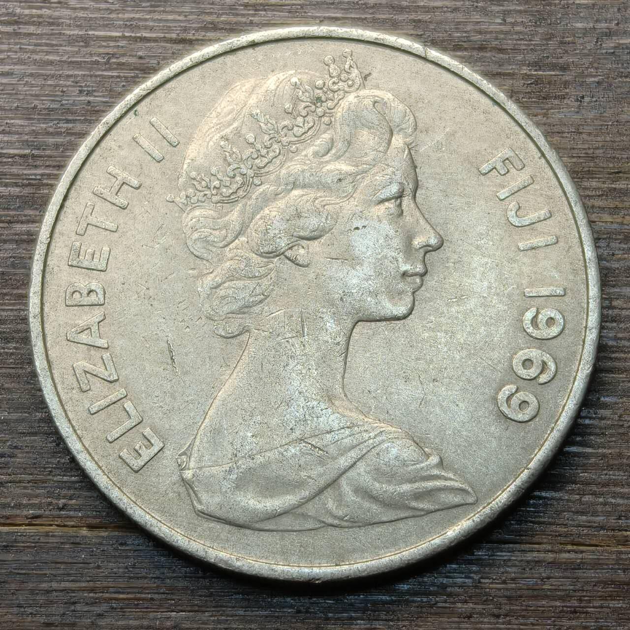 【本场4.12号发货】★第145★散币专场 不寄存，30包邮。不满30元，支付5元运费。《接受代拍 代送NGC评级》 97【无寄存】斐济 1969年 20分 鲸鱼牙护身符 女王 高冠 铜镍币