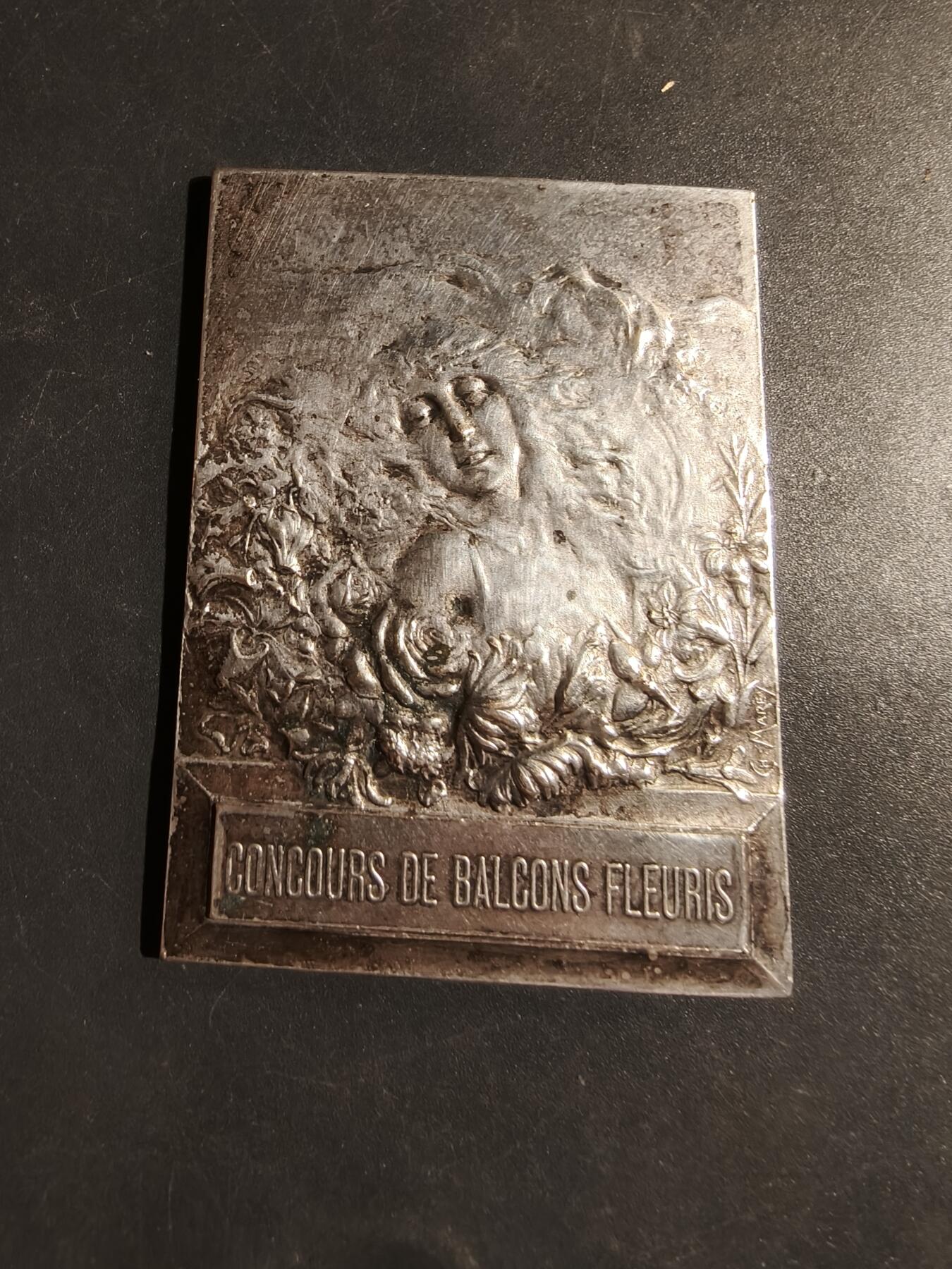 老王徽章第180期 法国窗台花卉竞赛方形镀银大铜章     带盒子    尺寸46×64mm    重量67.3g     G.Marey作品