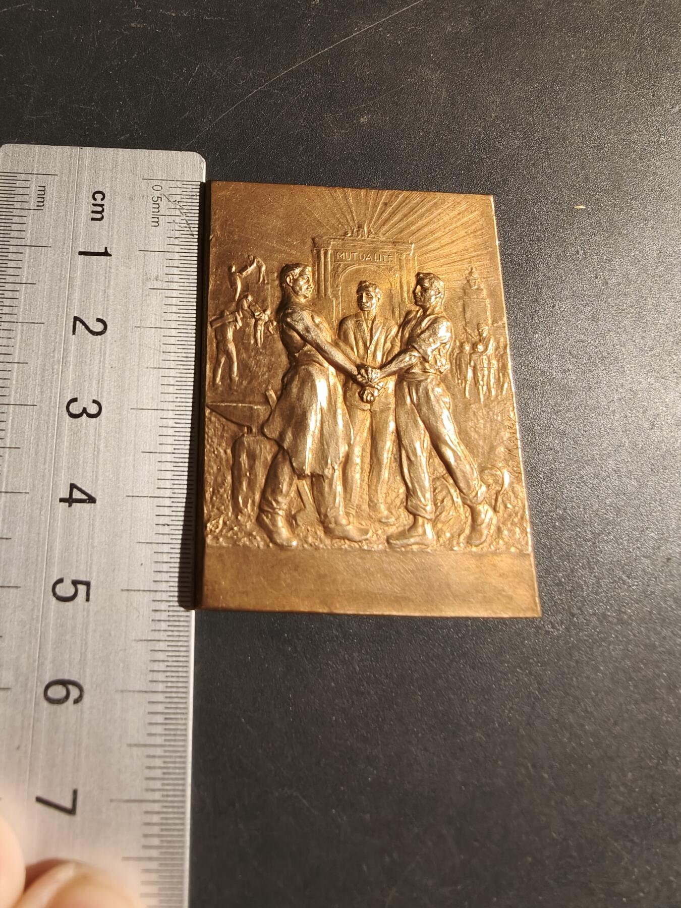 老王徽章第180期 法国互助会方形大铜章     象征着工业的协作和团结     G.Marey作品     尺寸37×52mm     重量31.8g