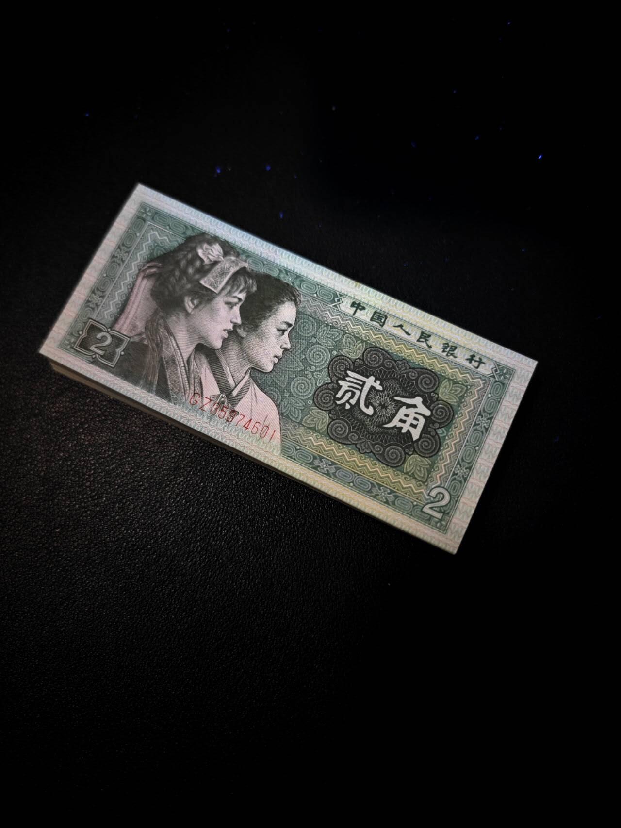 8002早期冠，GZ非常稀少，本刀28张钛白纤云，13张纤云，其他小纤云，无纤云的少之又少，除最后3张有个斑点以外，其他无油无斑，不议价，拍下不退不换，看好拍，免得扯皮，纸币禁不起折腾，谢谢