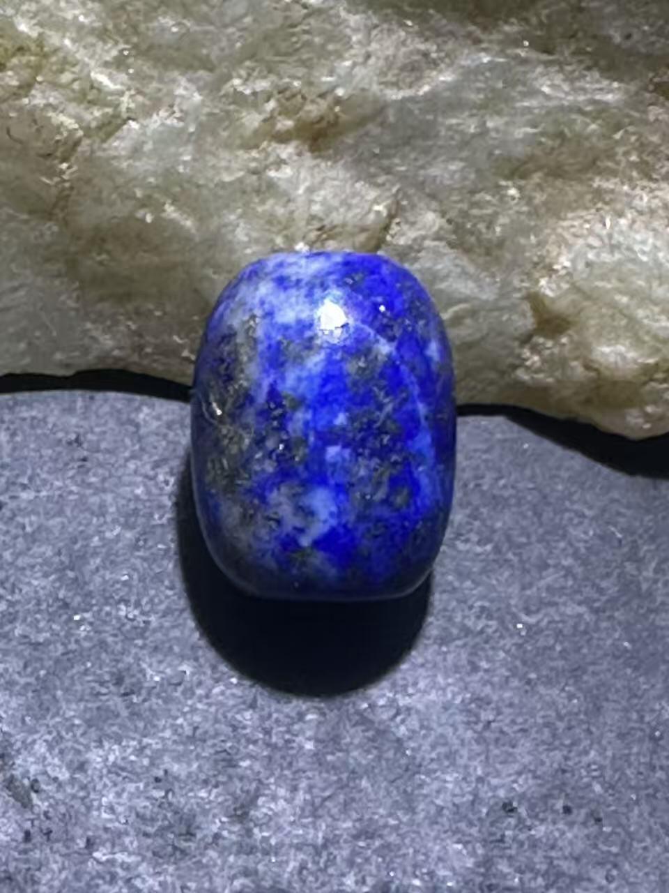 阿富汗老矿青金石随形小桶珠一颗，