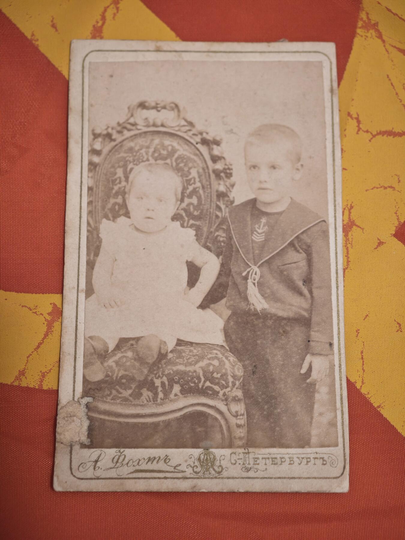 橙子收藏(照片专场)第三期 19世纪末至20世纪初（沙俄时期）拍摄于圣彼得堡的儿童肖像卡（Cabinet Card），属于沙俄晚期中产阶级家庭的影像遗存。   