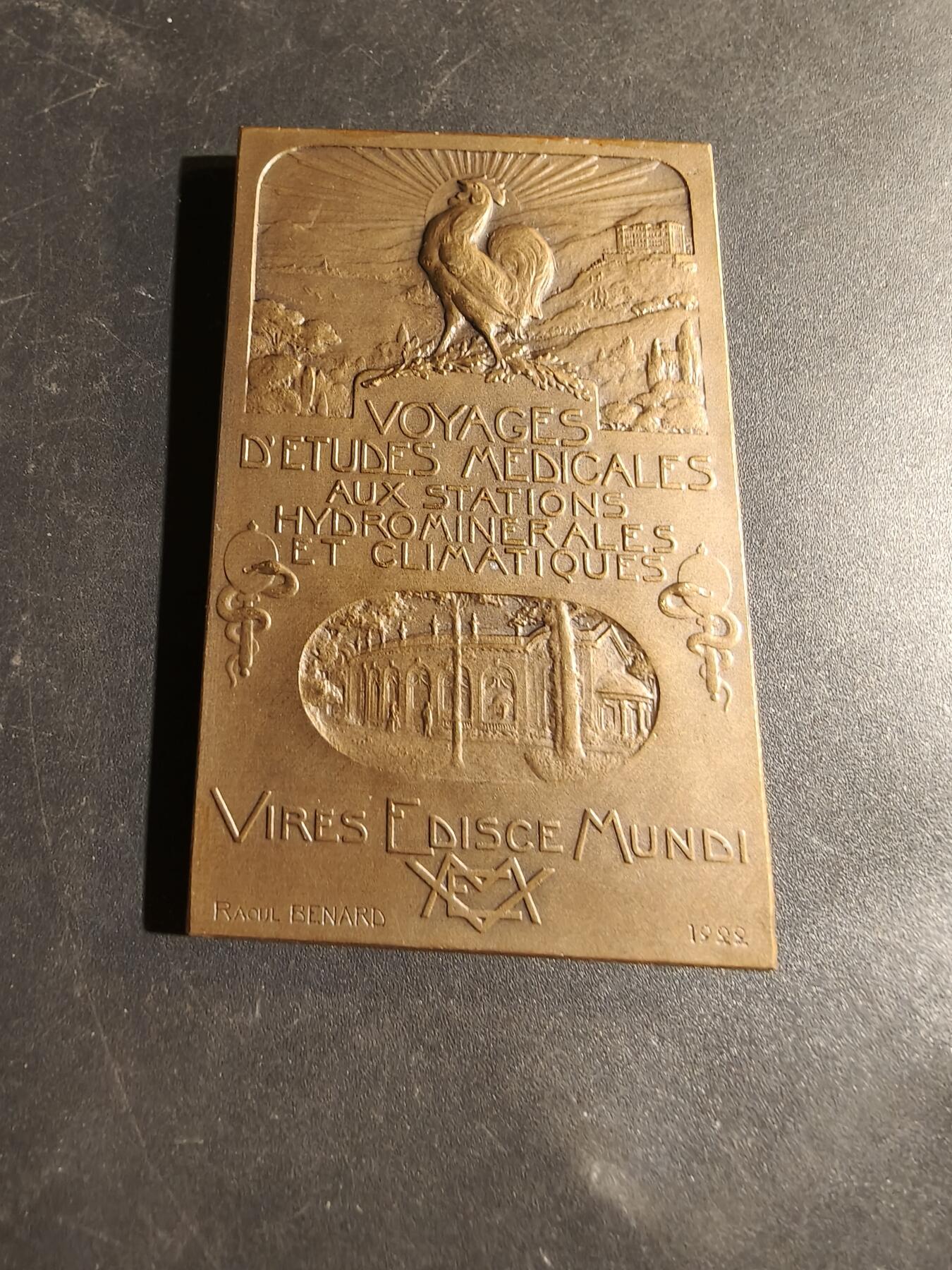 老王徽章第180期 法国1928年医学院学生前往水疗和气候站的旅行方形大铜章     尺寸42×68mm     重量92.1g