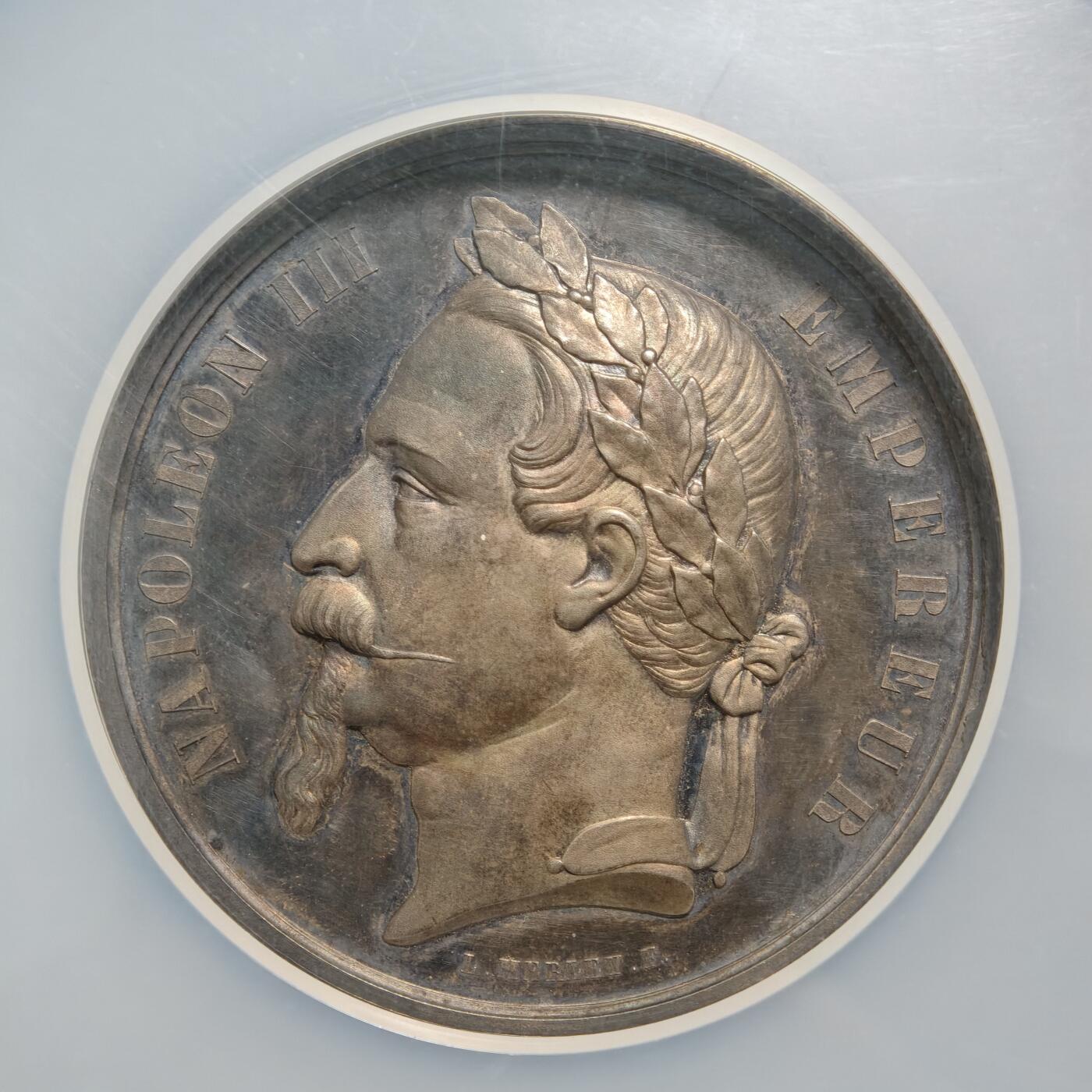 【德藏】世界币章拍卖第164期（拍品征集中~欢迎藏友联系） 1868年 法国拿破仑三世学院纪念大银章，直径57毫米，NGC MS62 大克重 正面是法国拿破仑三世头像，背面是授奖铭文。五彩包浆，品相完好，保存完整，少见品种