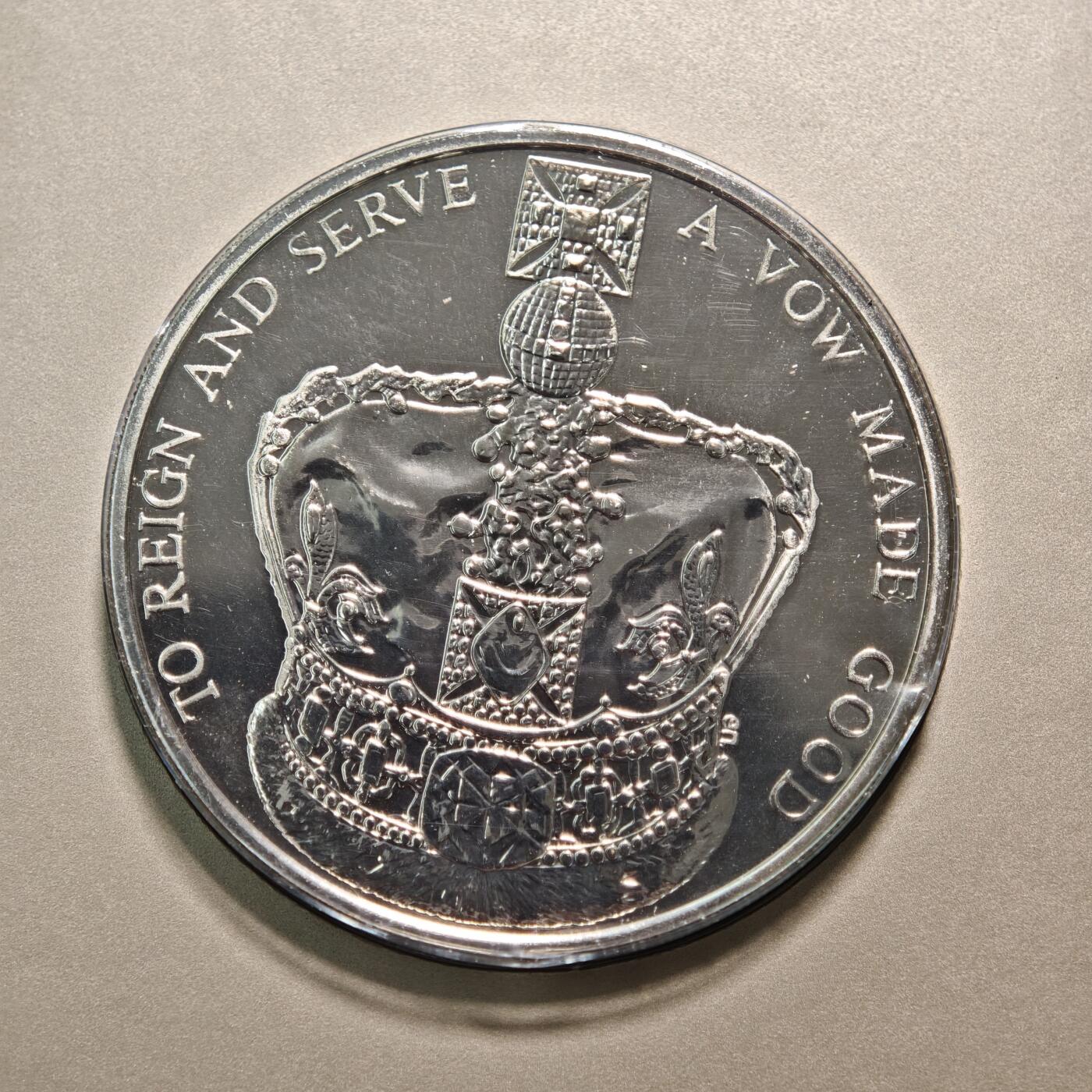 【德藏】世界币章拍卖第164期（拍品征集中~欢迎藏友联系） 2013年 英国伊丽莎白二世女王加冕60周年5英镑纪念镍币 原册 直径约：38.61mm；重约：28.28g